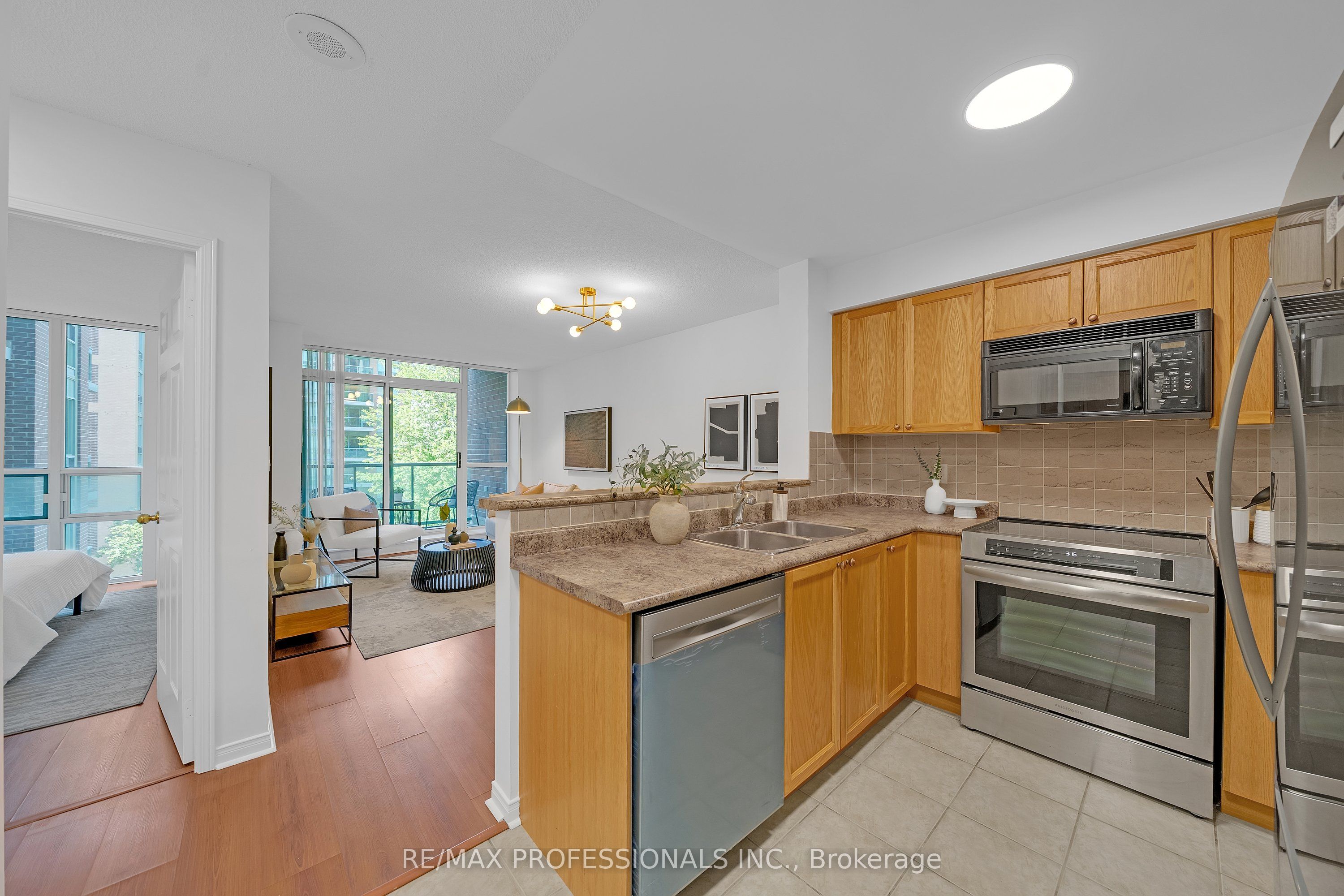 9 Michael Power Place 402, Toronto, ON M9A 0A5 photo 4