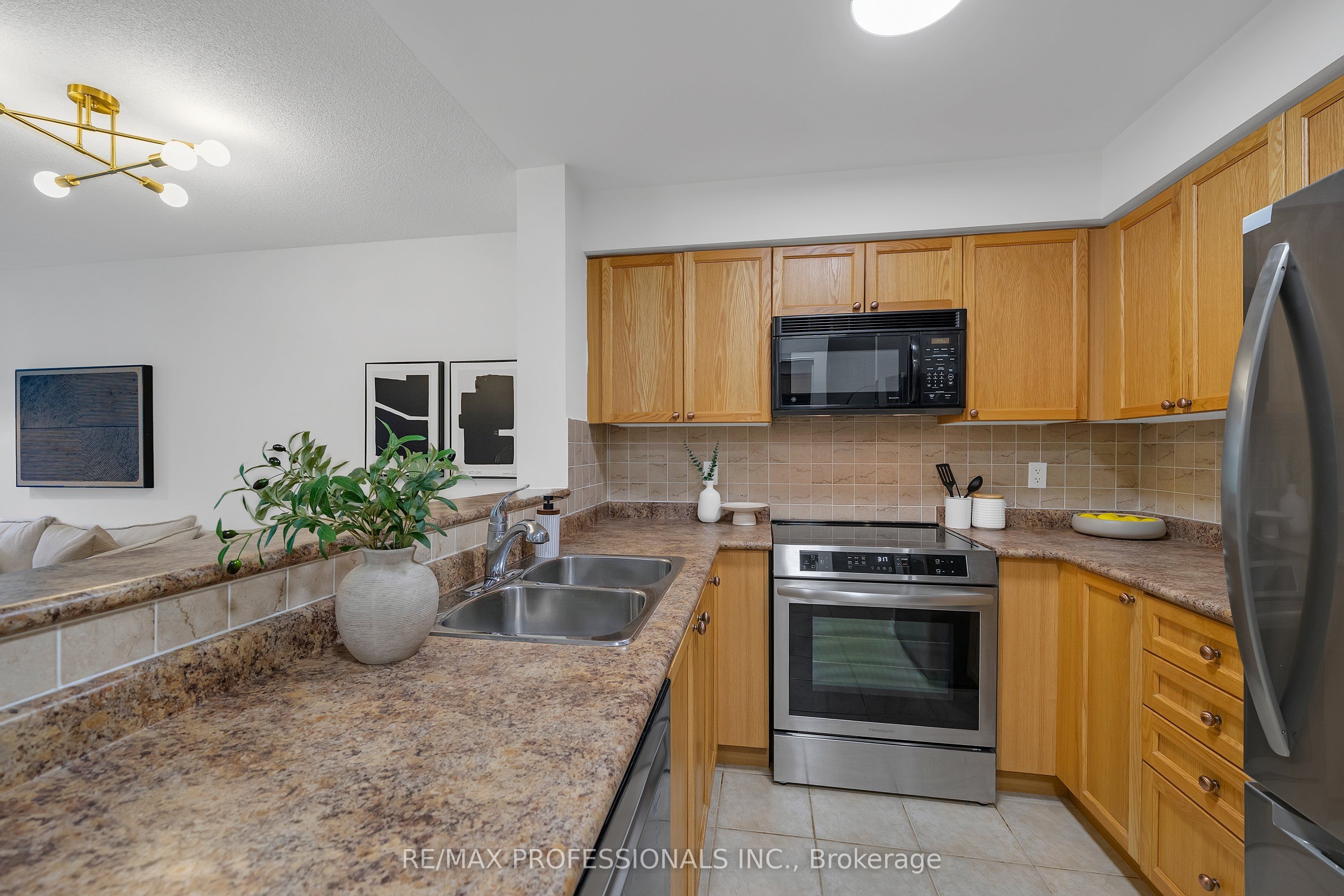 9 Michael Power Place 402, Toronto, ON M9A 0A5 photo 5