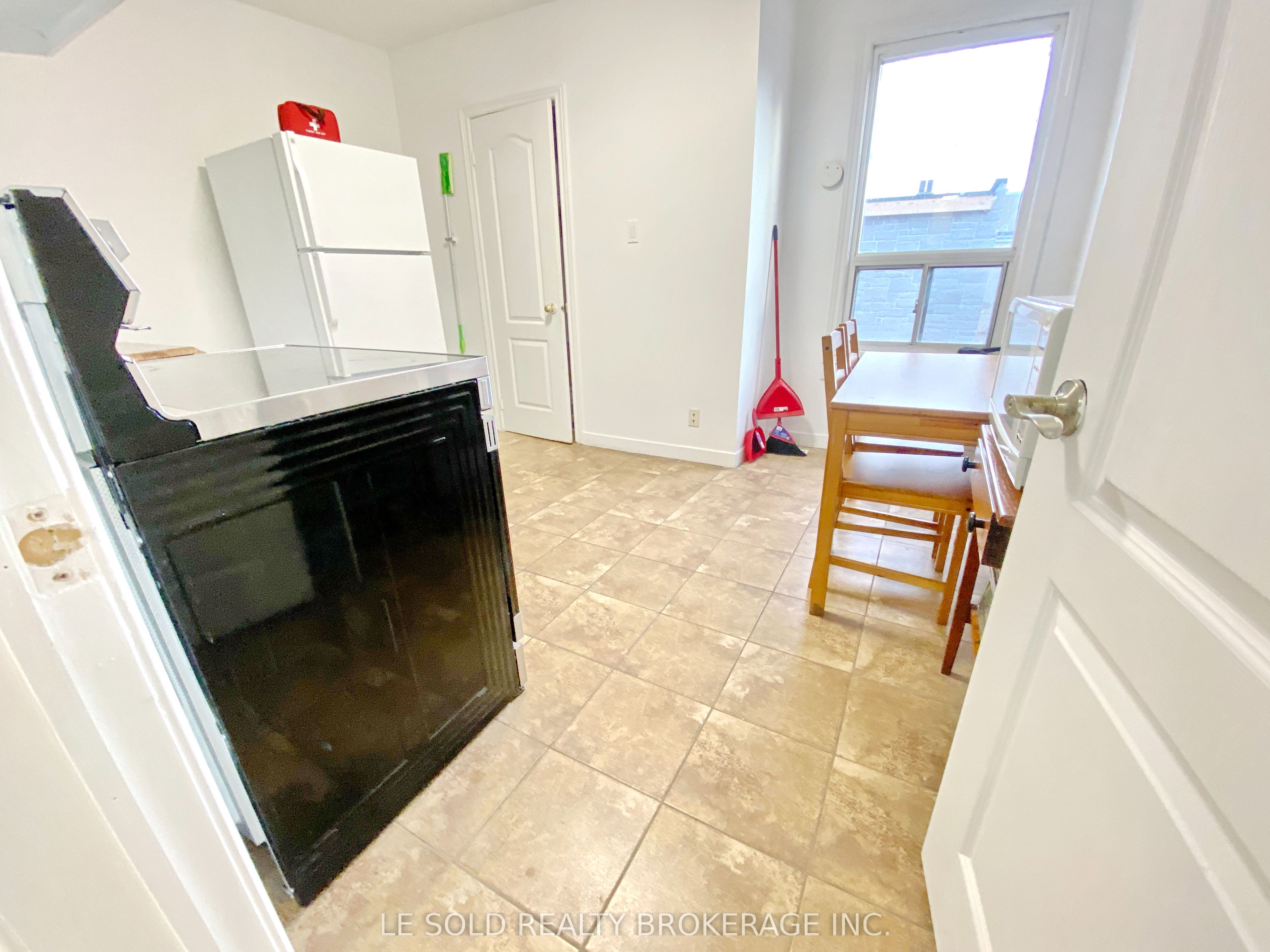 81 Hallam Street Room 201, Toronto, ON M6H 1W7 photo 4