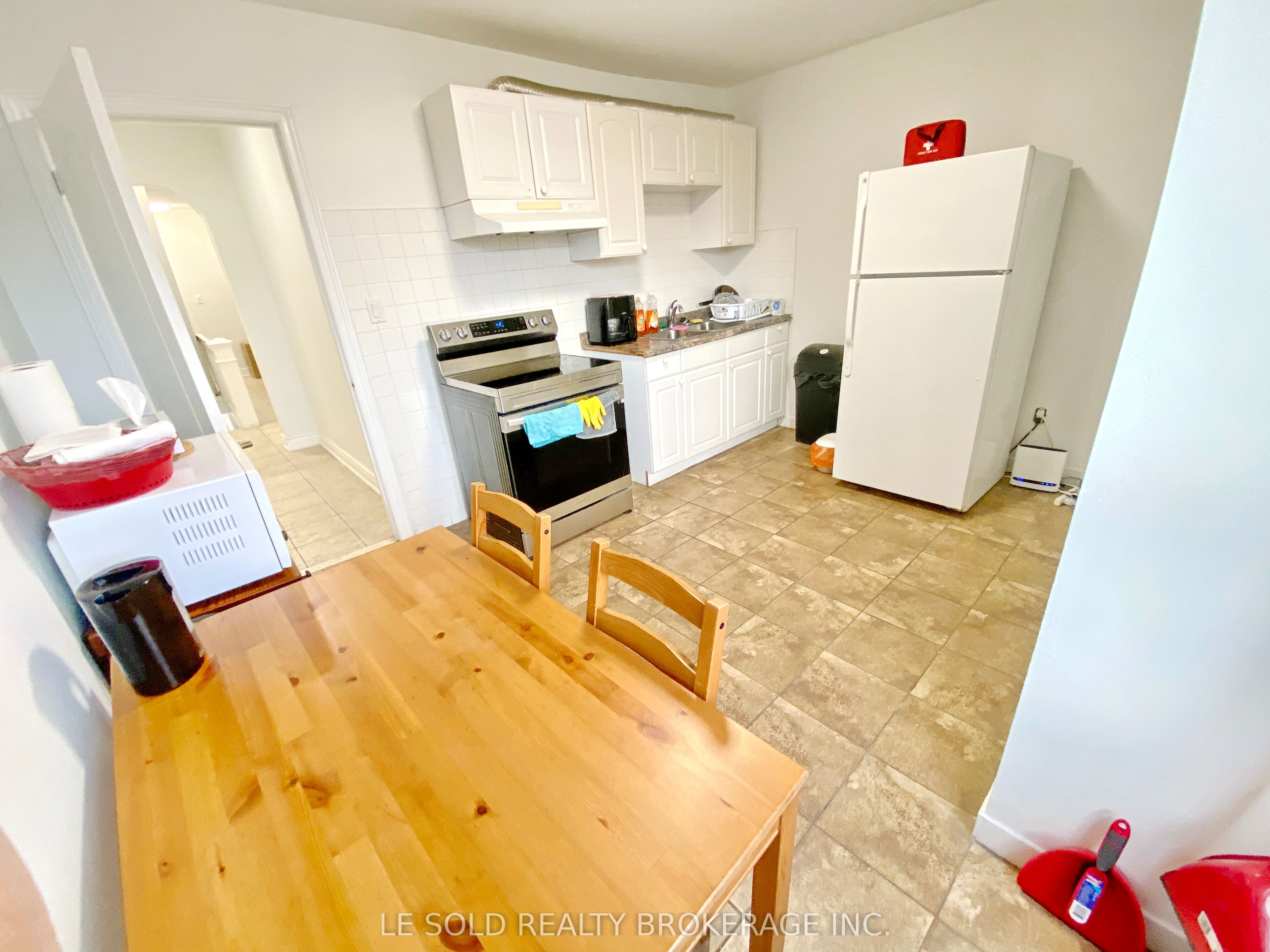 81 Hallam Street Room 201, Toronto, ON M6H 1W7 photo 5