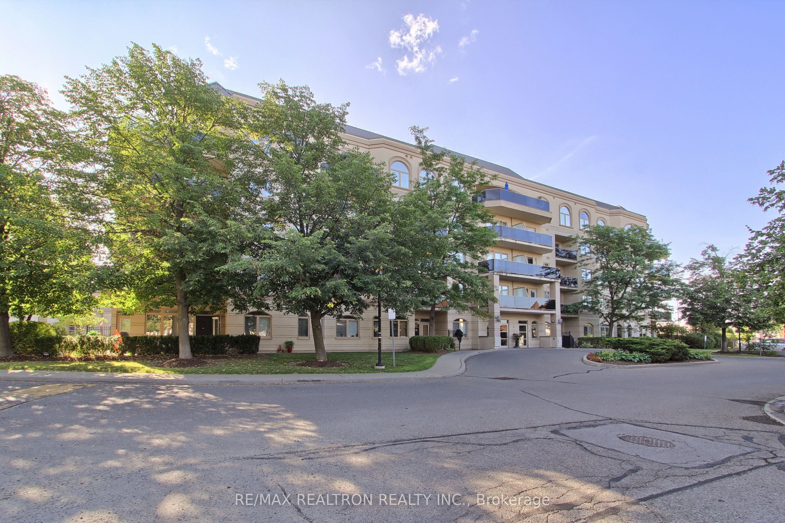 3 Dayspring Circle 207, Brampton, ON L6P 1B7