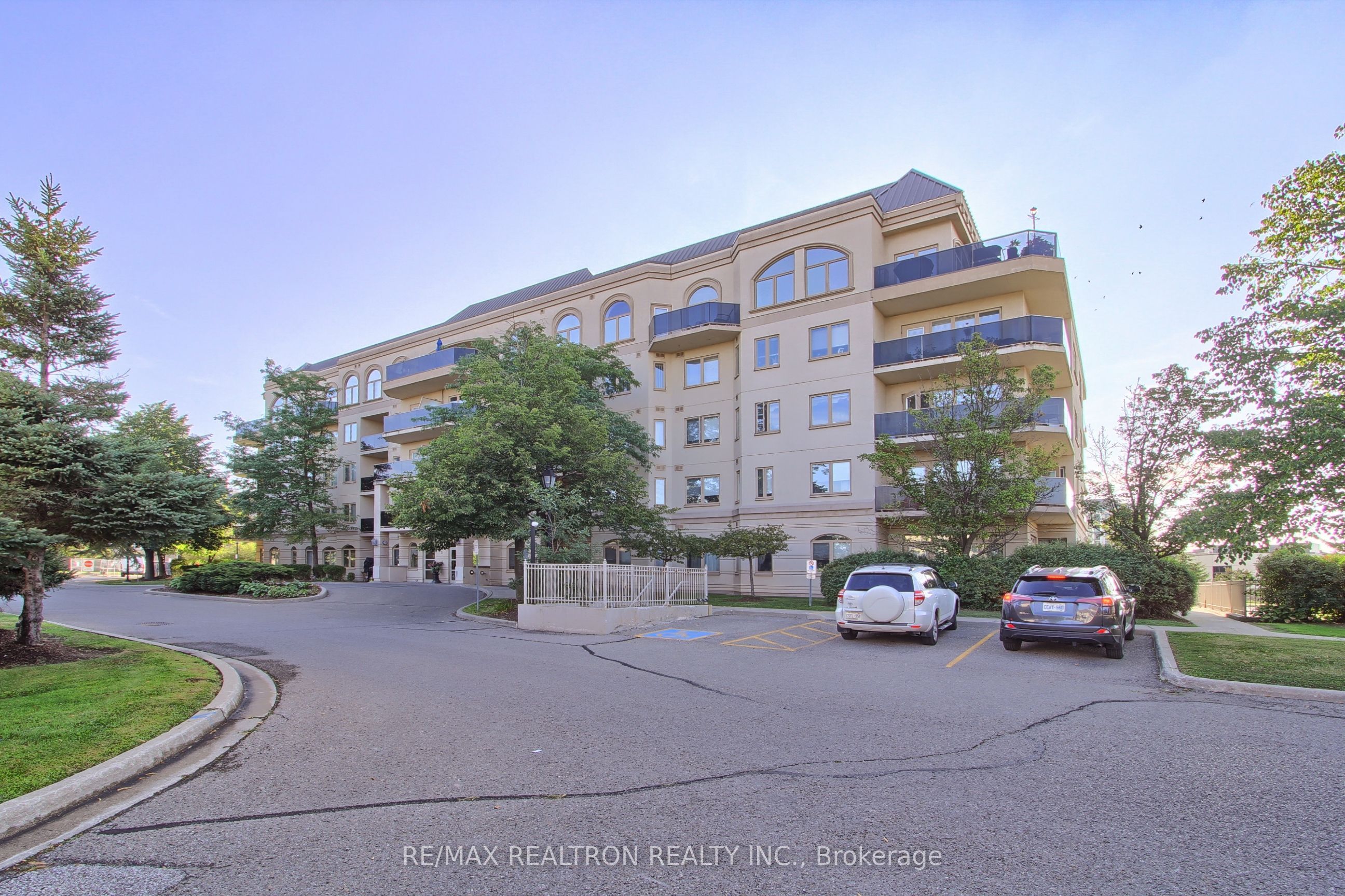 3 Dayspring Circle 207, Brampton, ON L6P 1B7 photo 2