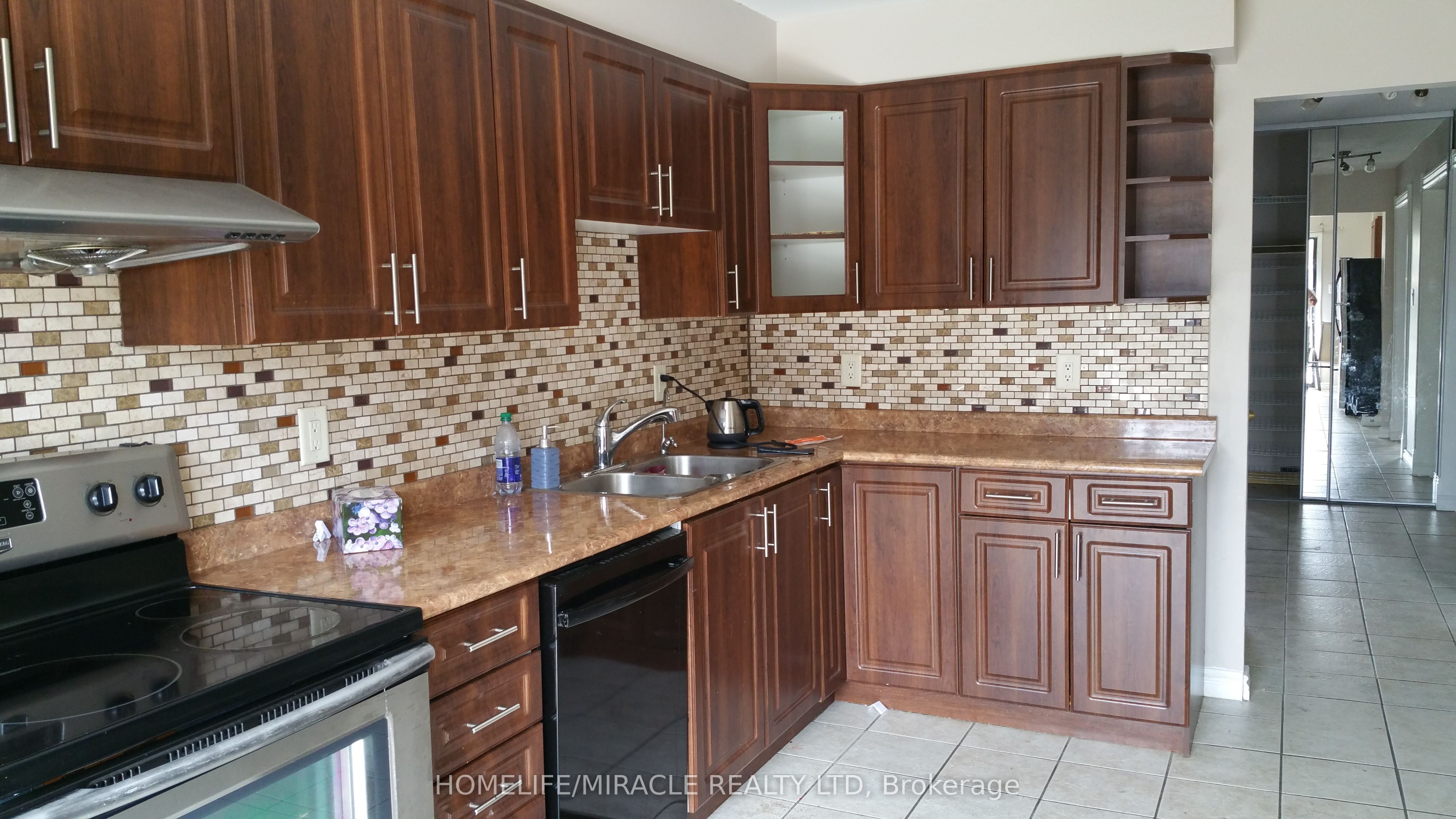 18 Beisel Court, Brampton, ON L6Z 2R8 photo 2