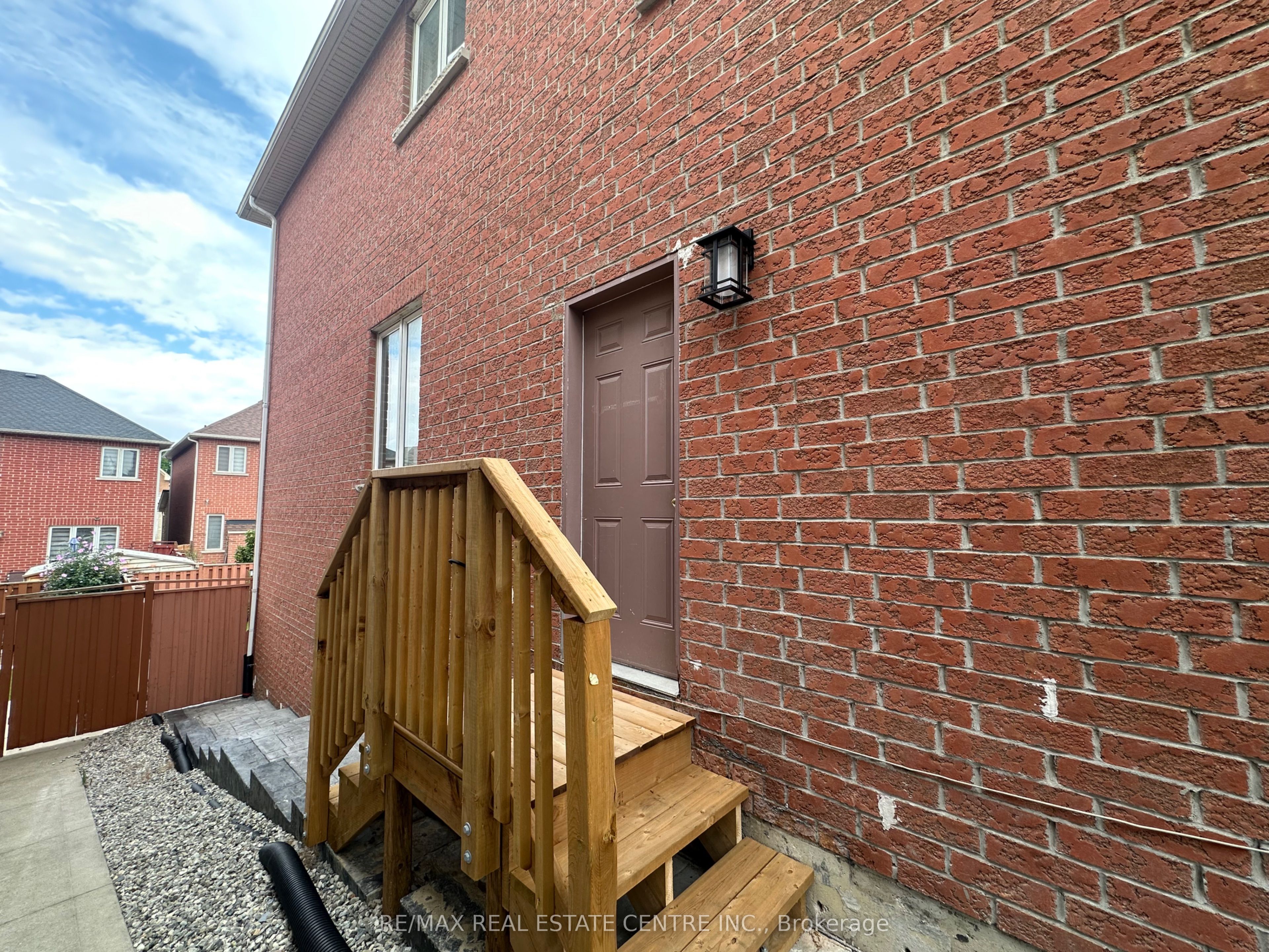 23 Oblate Crescent Basement Apartment, Brampton, ON L6Y 0K2 photo 2