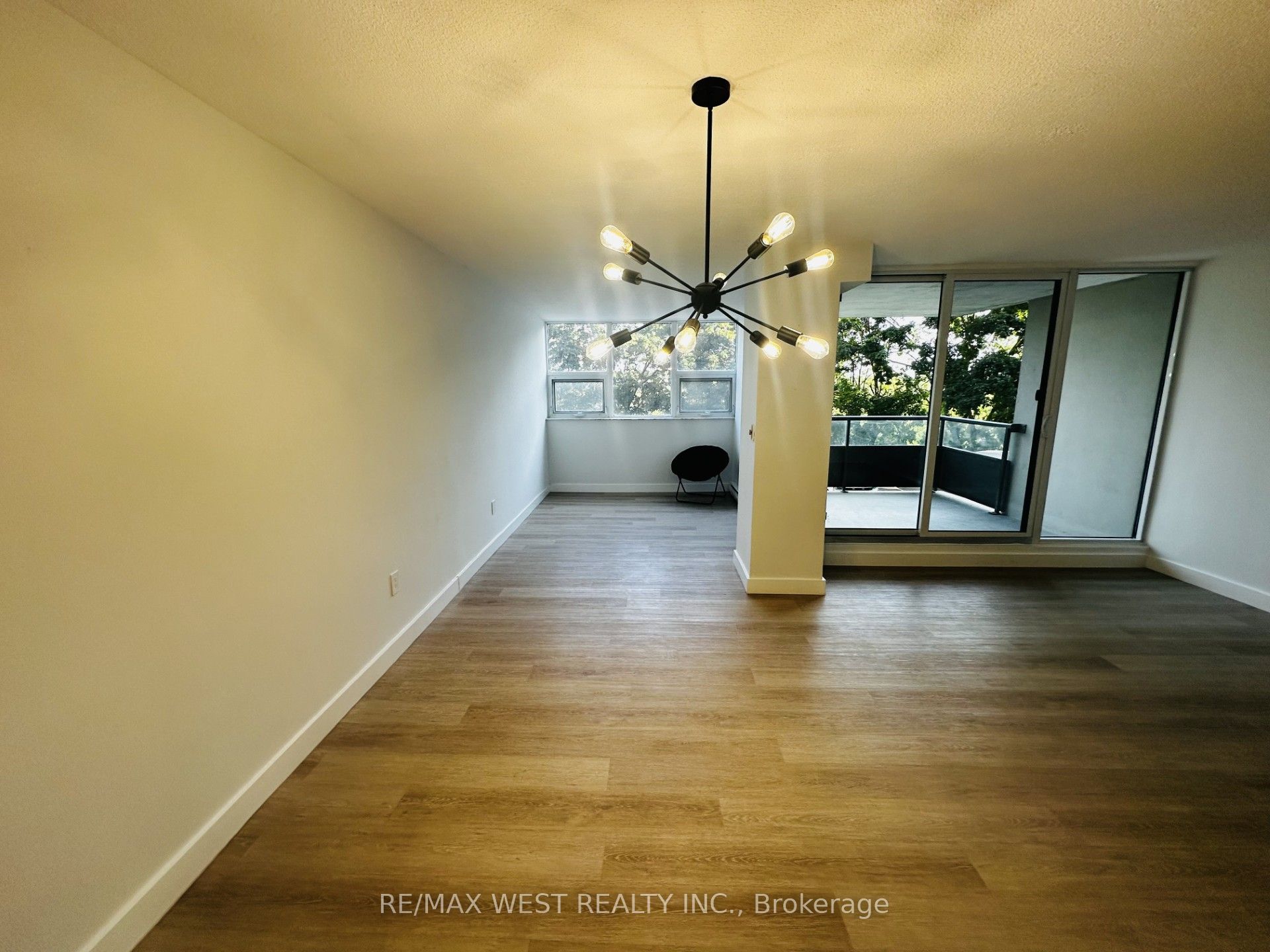 75 Emmett Avenue 211, Toronto, ON M6M 5A7 photo 4