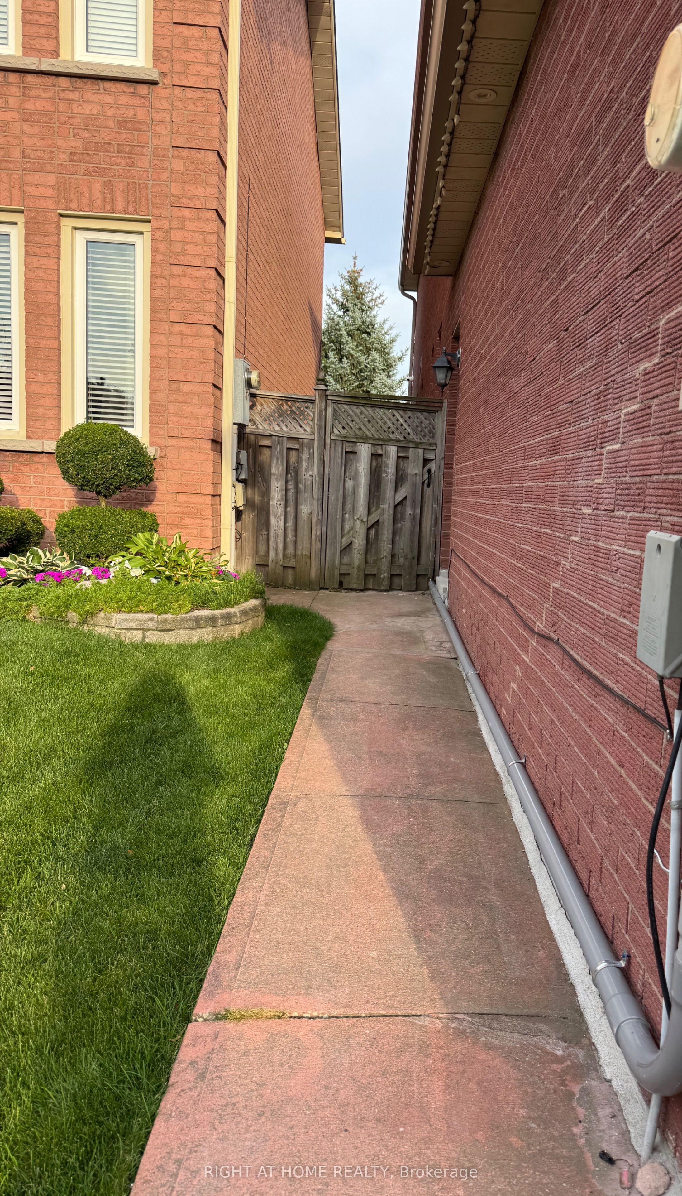 372 Winfield Terrace, Mississauga, ON L5R 1N8