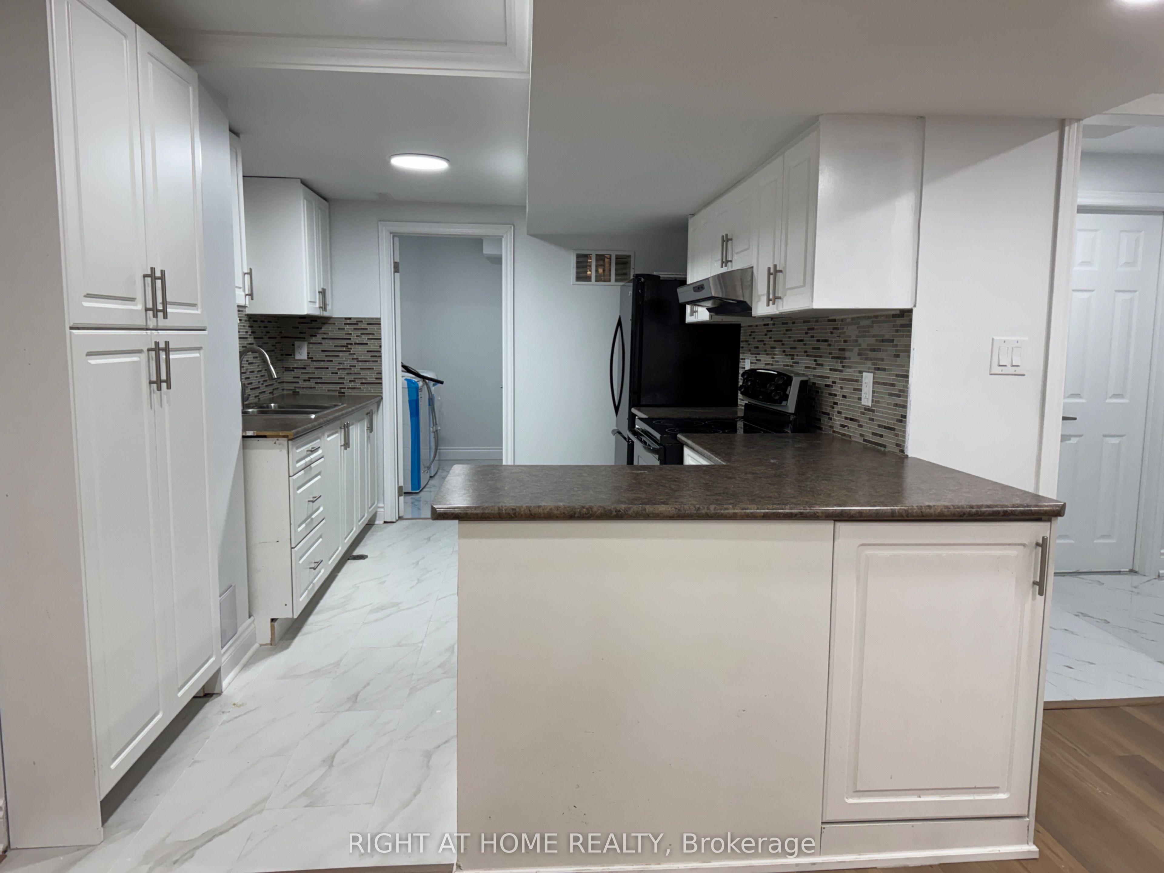 372 Winfield Terrace, Mississauga, ON L5R 1N8 photo 2
