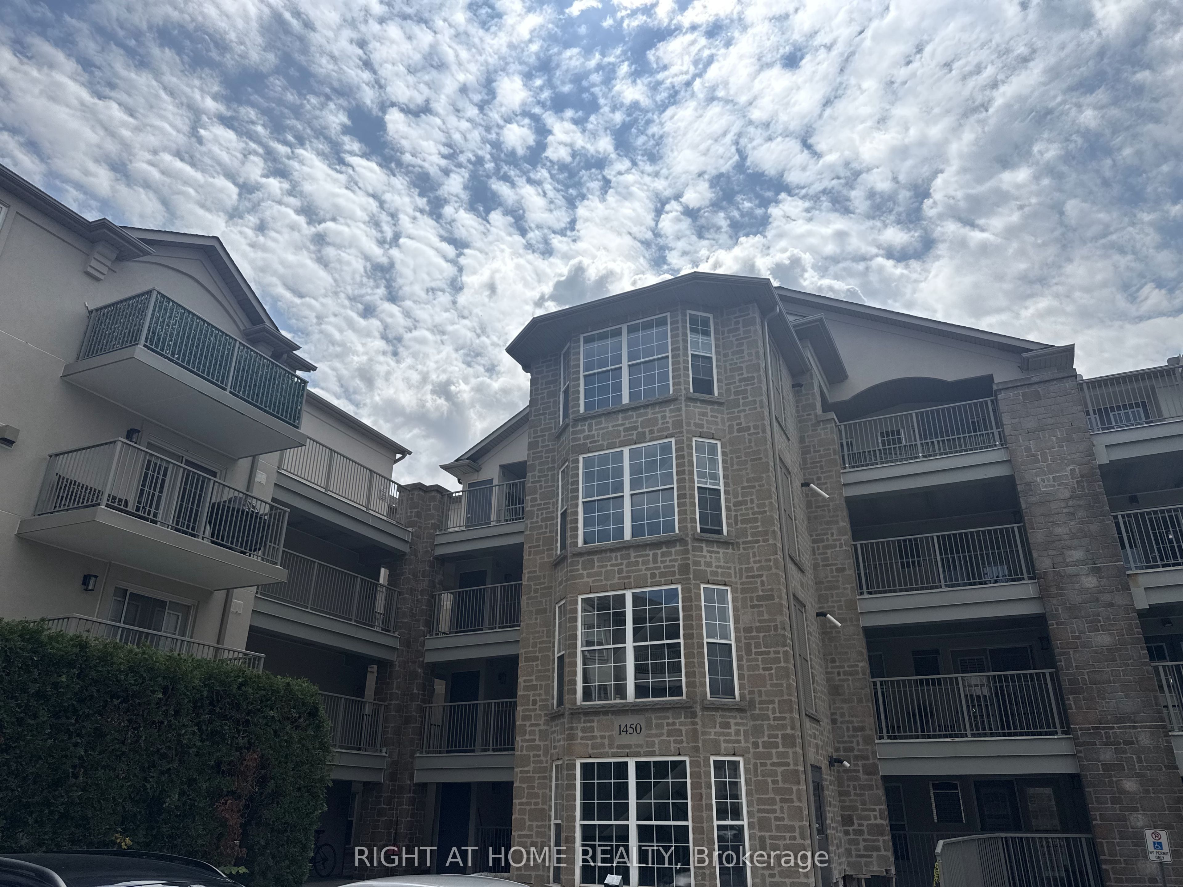 1450 Bishops Gate 113, Oakville, ON L6M 4N1