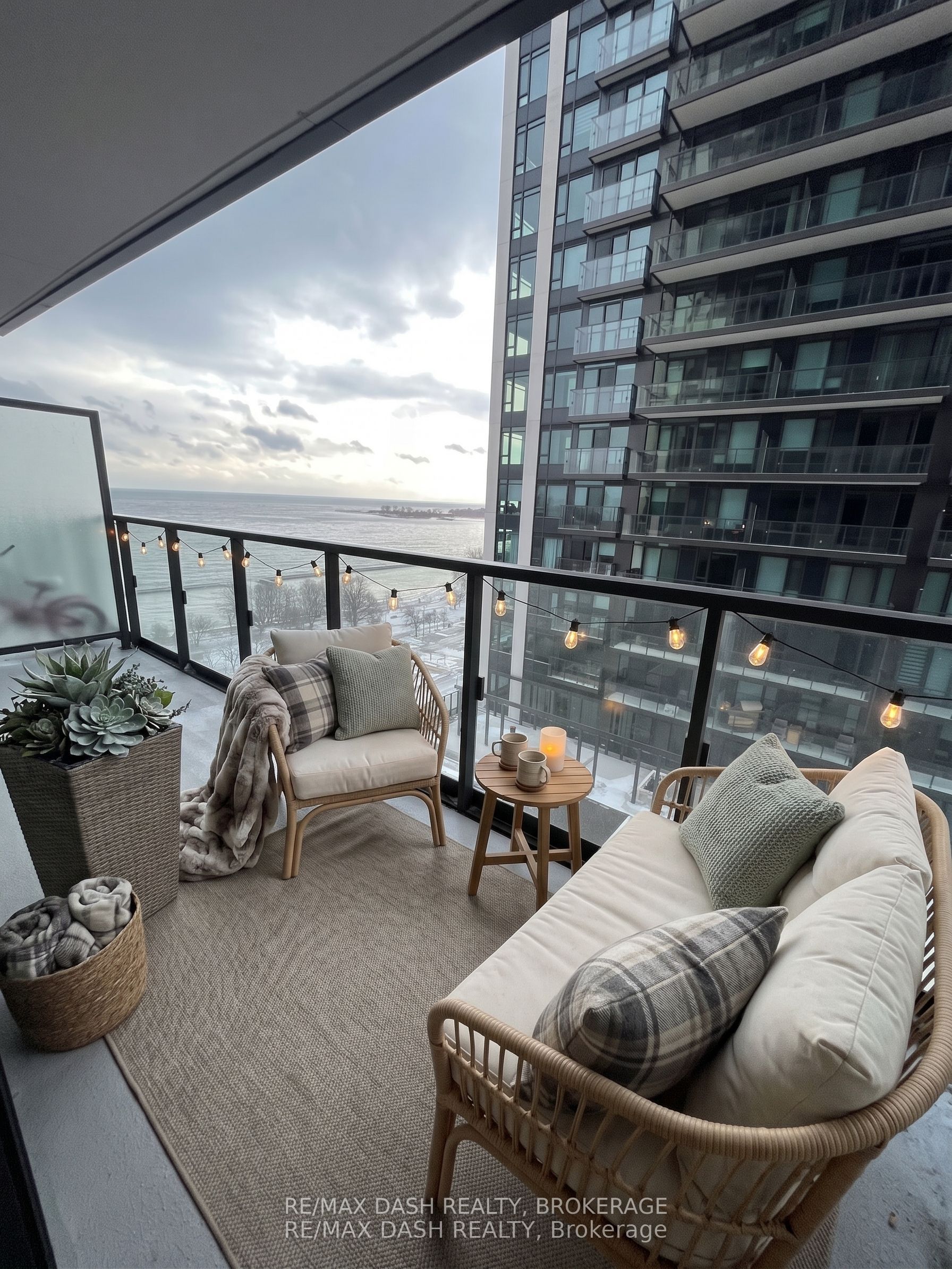 1926 Lake Shore Boulevard W 1712, Toronto, ON M6S 1A1 photo 4