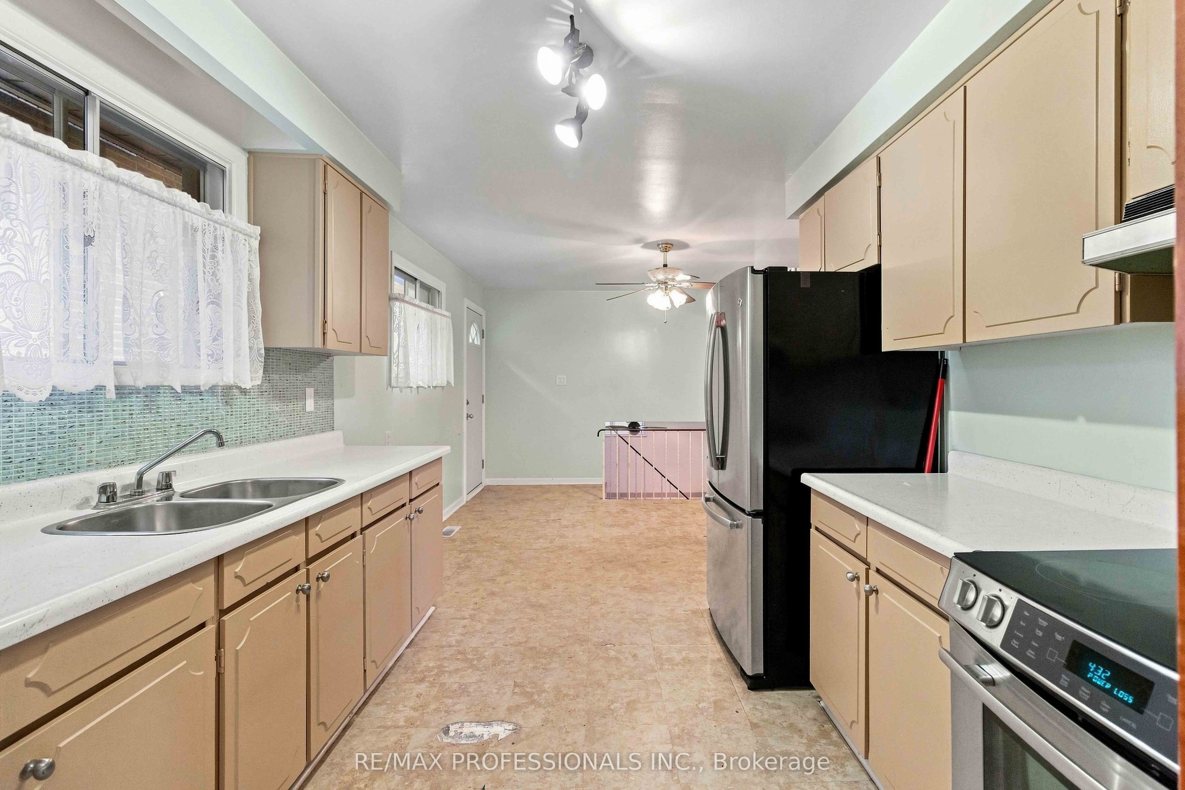 7449 Pickfair Drive, Mississauga, ON L4T 2N1 photo 5