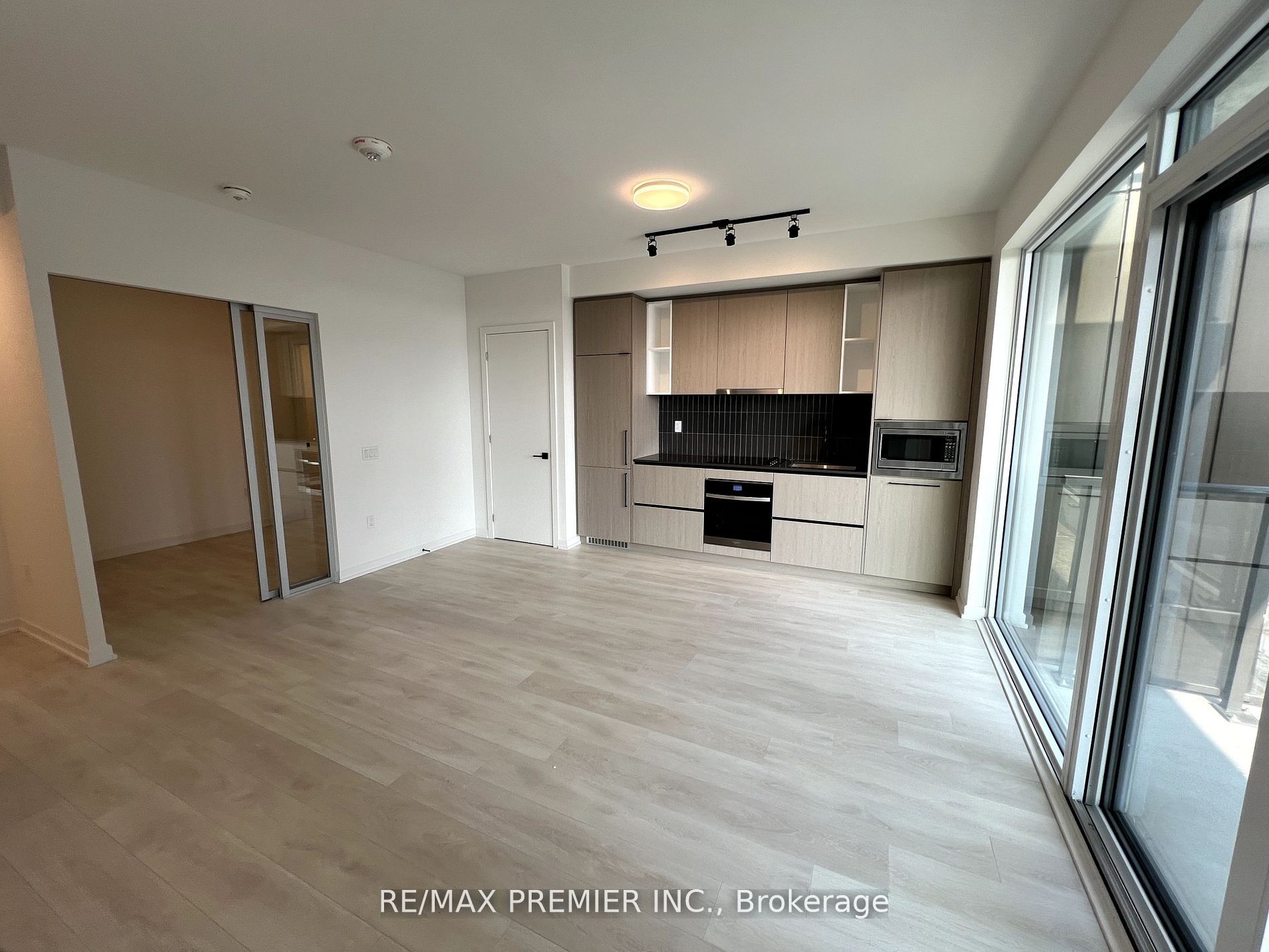 1285 Dupont Street 1711, Toronto, ON M6H 2A6 photo 4
