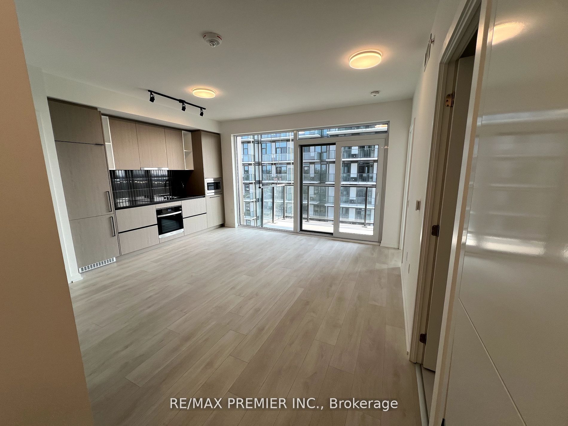 1285 Dupont Street 1711, Toronto, ON M6H 2A6 photo 5