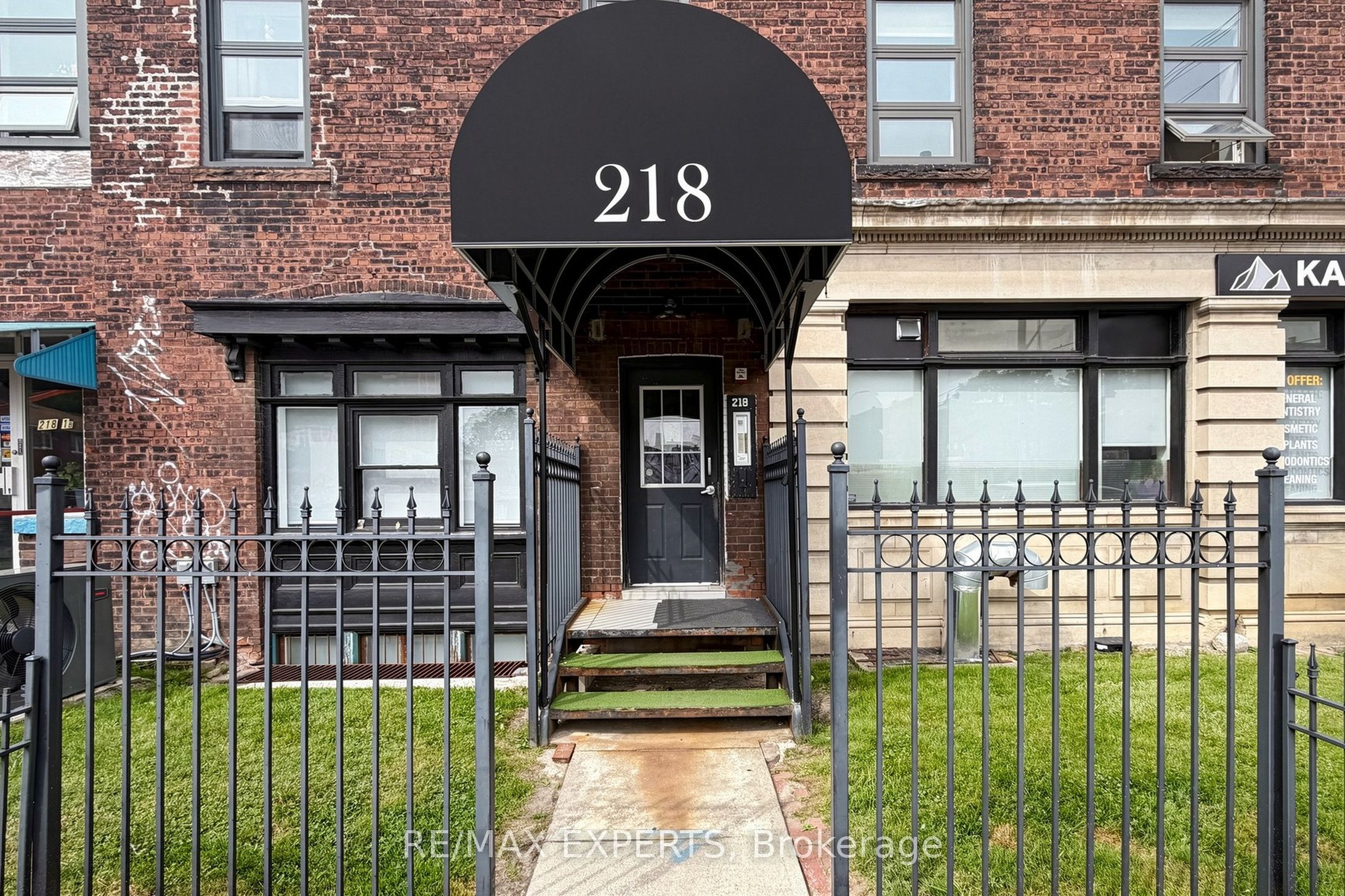 218 Close Avenue 204, Toronto, ON M6K 1M3 photo 4