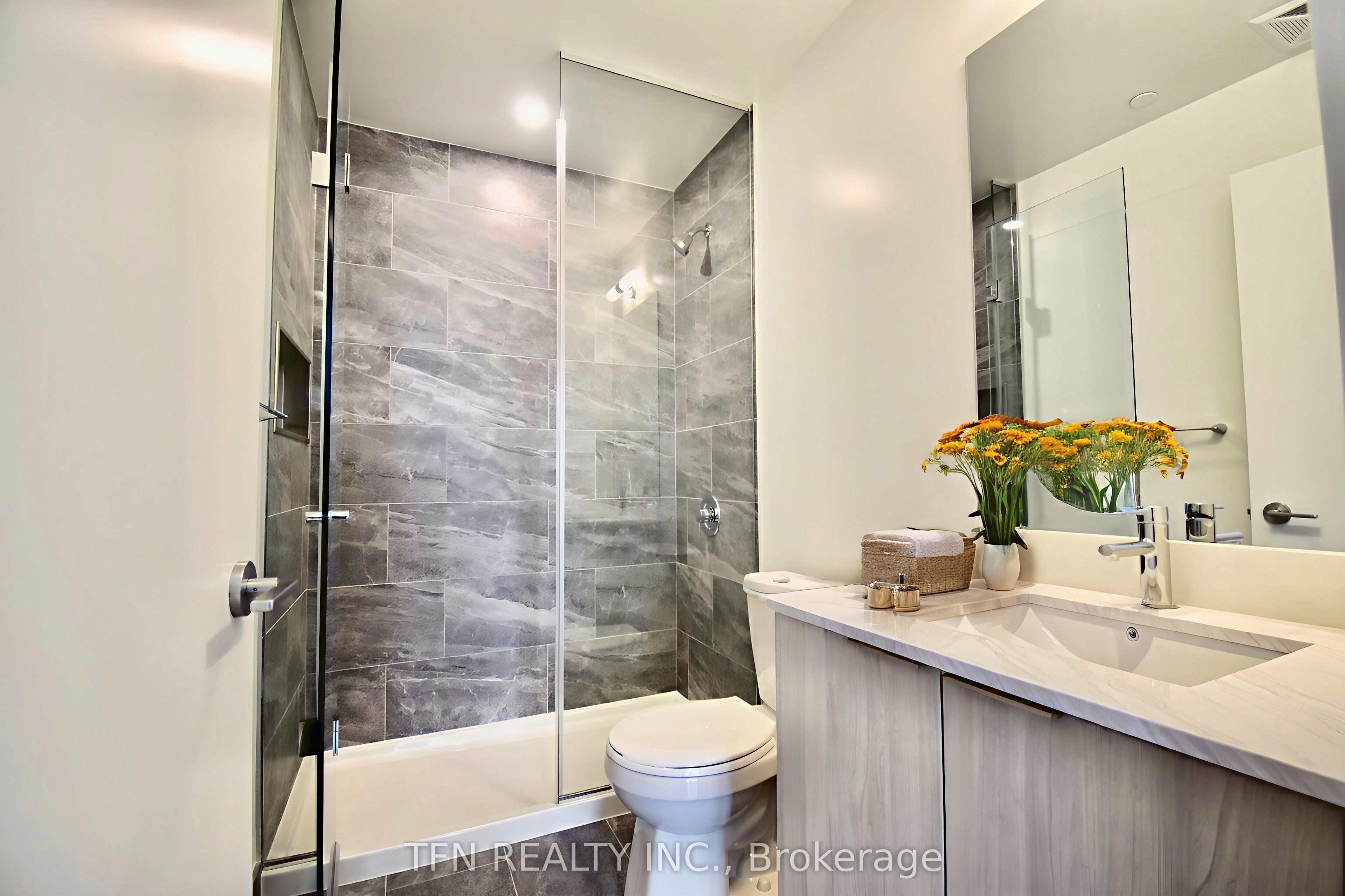 395 Square One Drive 3803, Mississauga, ON L5B 0P6 photo 2