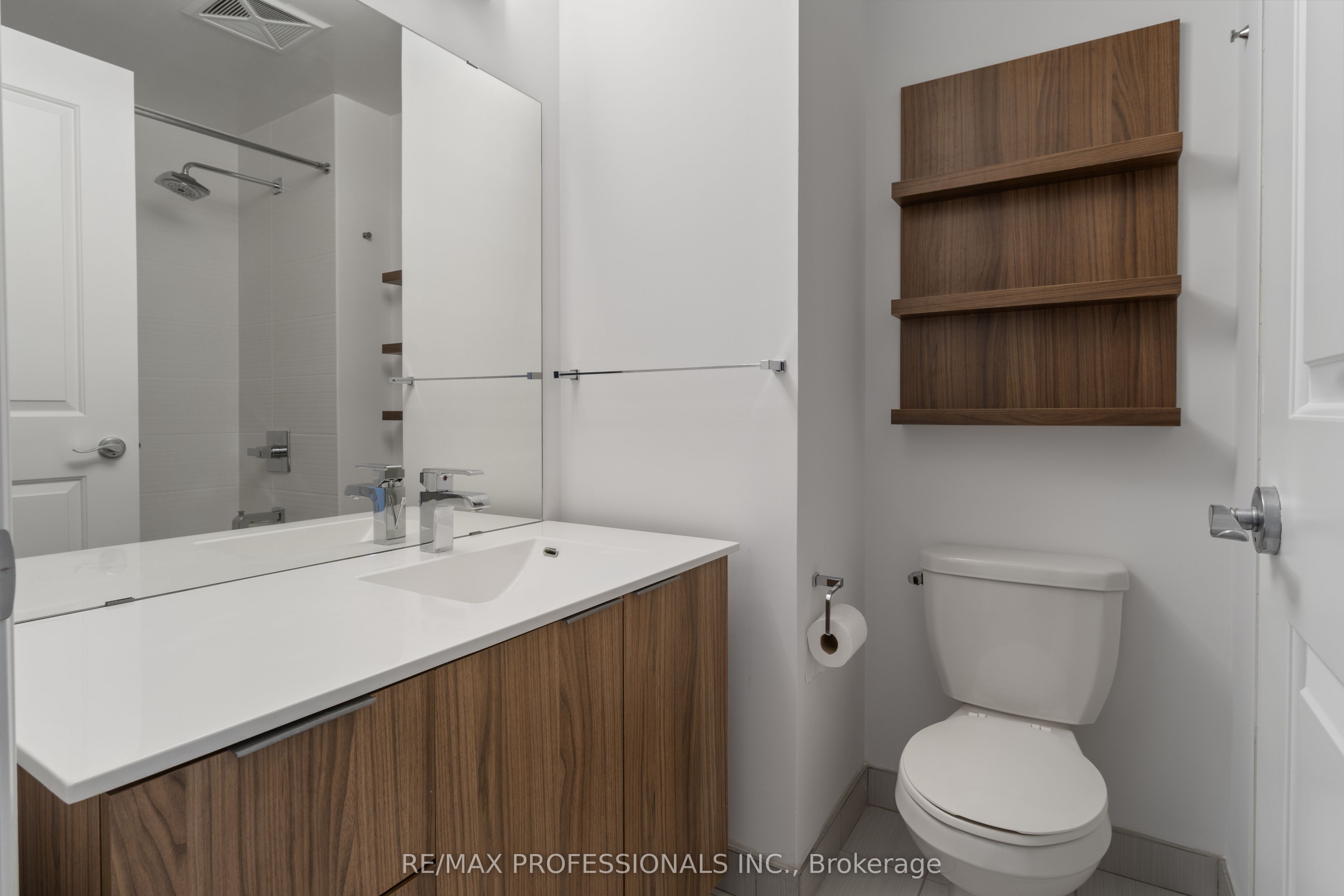 16 Brookers Lane 2204, Toronto, ON M8V 0A5 photo 4