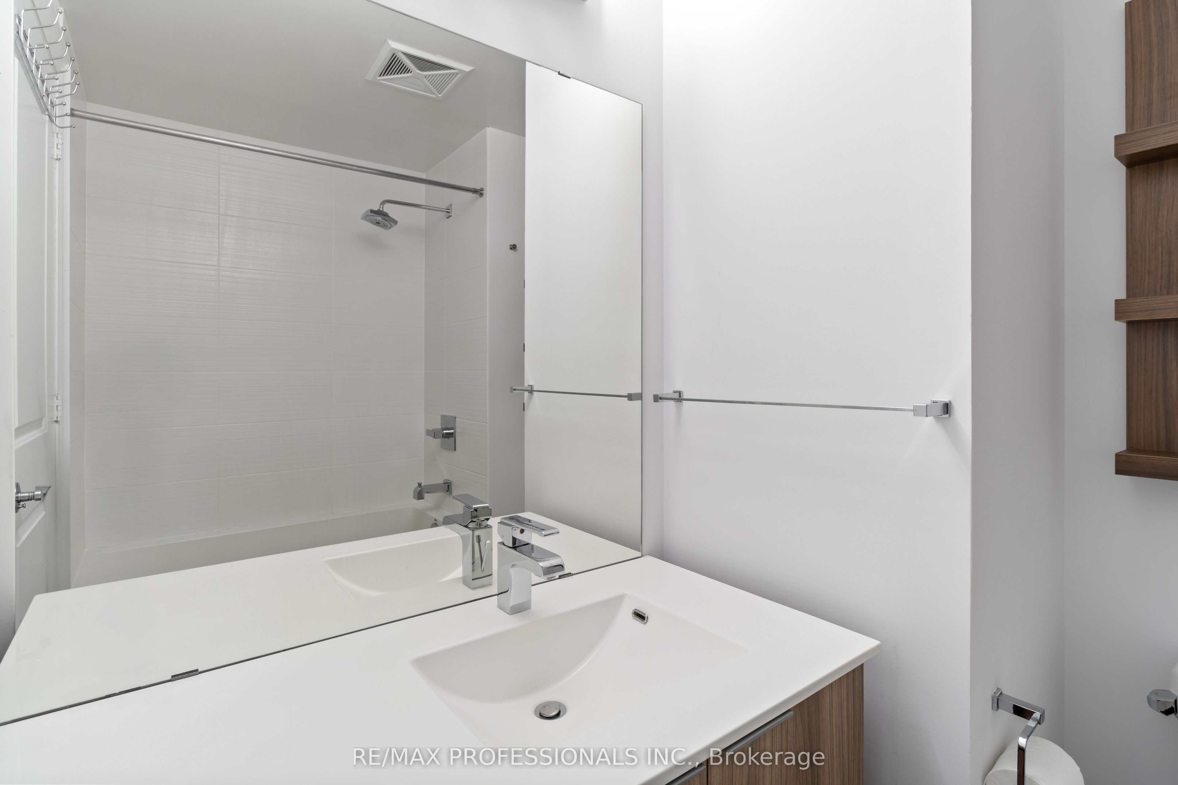16 Brookers Lane 2204, Toronto, ON M8V 0A5 photo 5