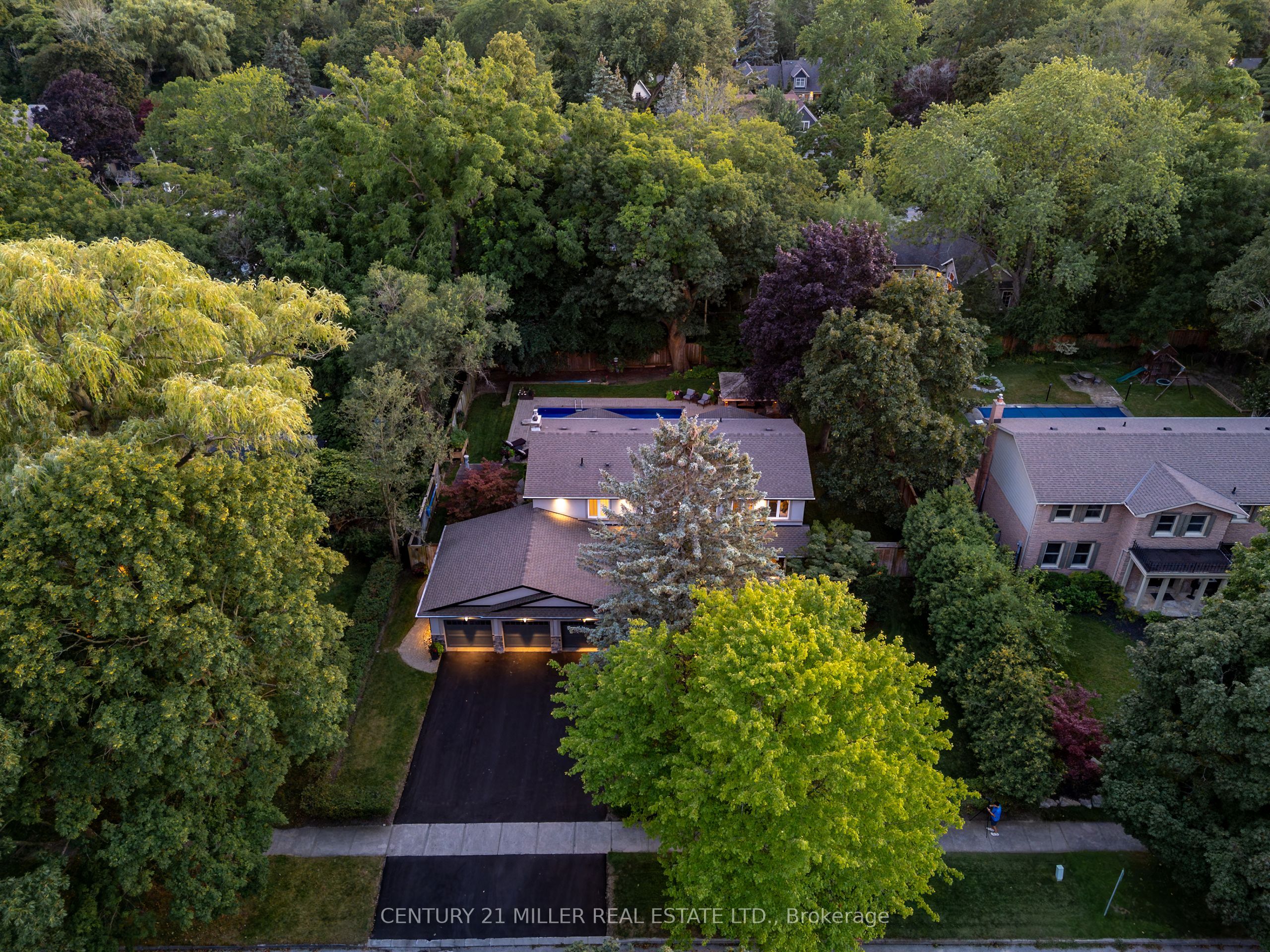 240 Colchester Drive, Oakville, ON L6J 5S5 photo 2