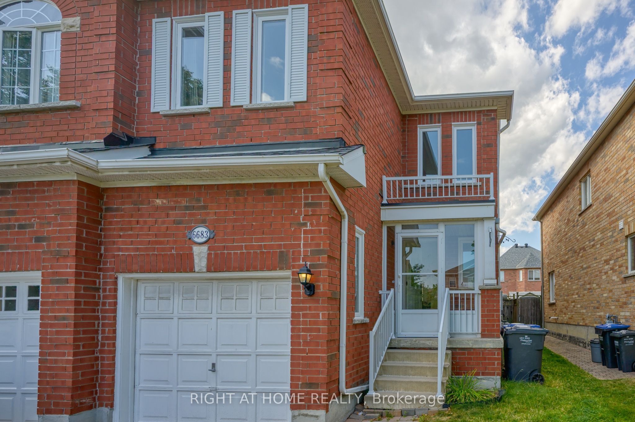 6683 Opera Glass Crescent, Mississauga, ON L5W 1R8 photo 2