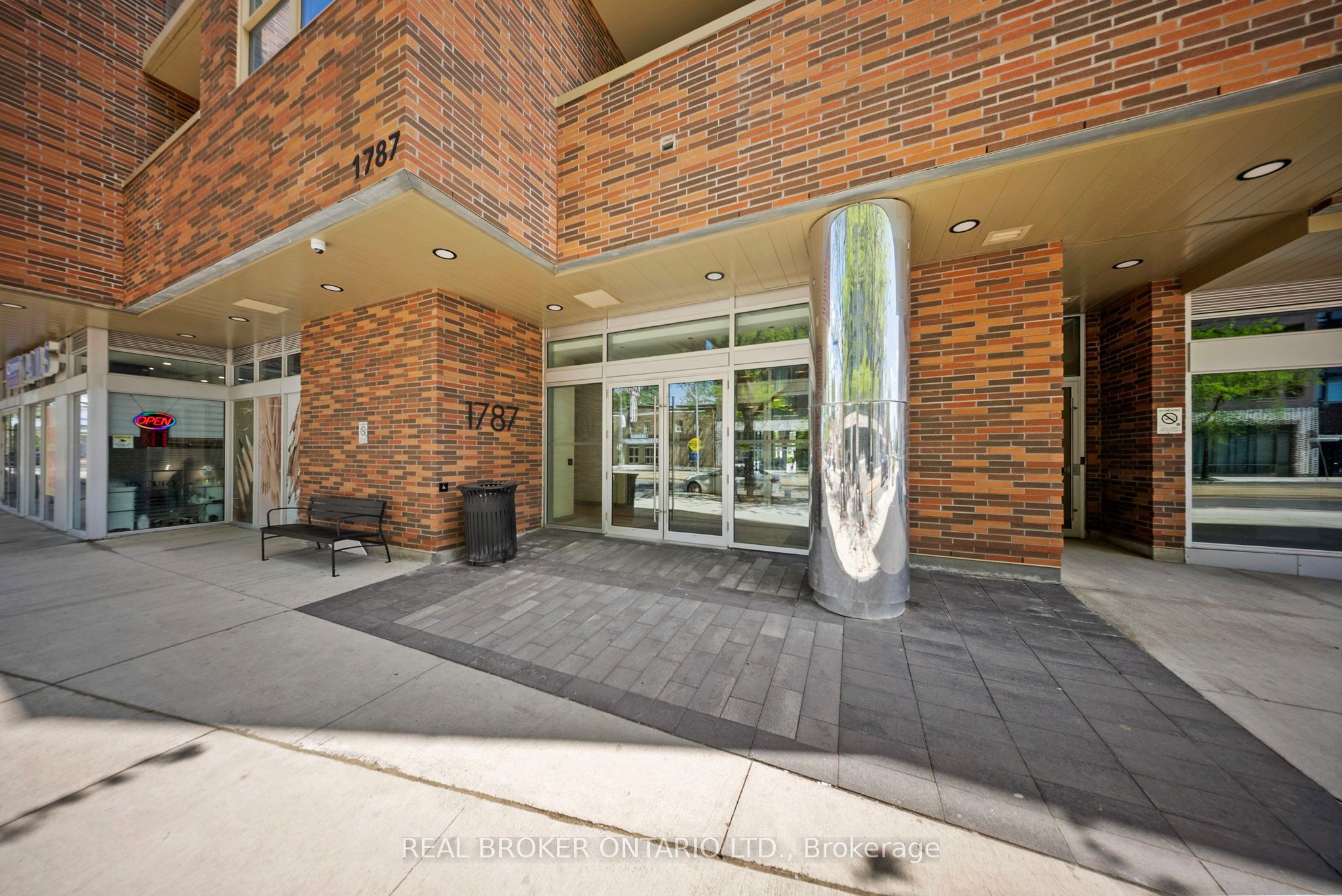 1787 St Clair Avenue W 920, Toronto, ON M6N 0B7 photo 4