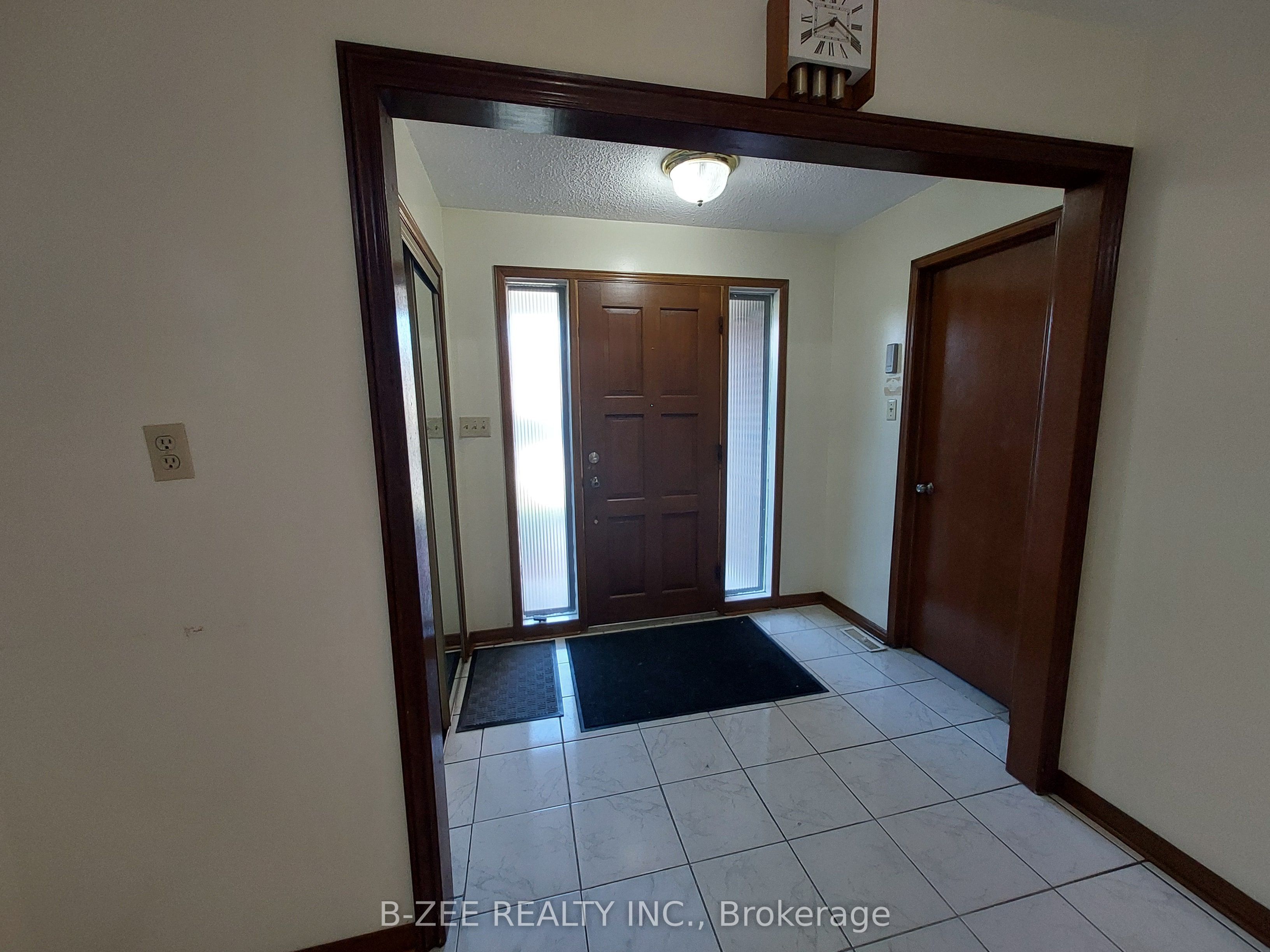 4174 Pascal Court, Mississauga, ON L4W 3C5 photo 2