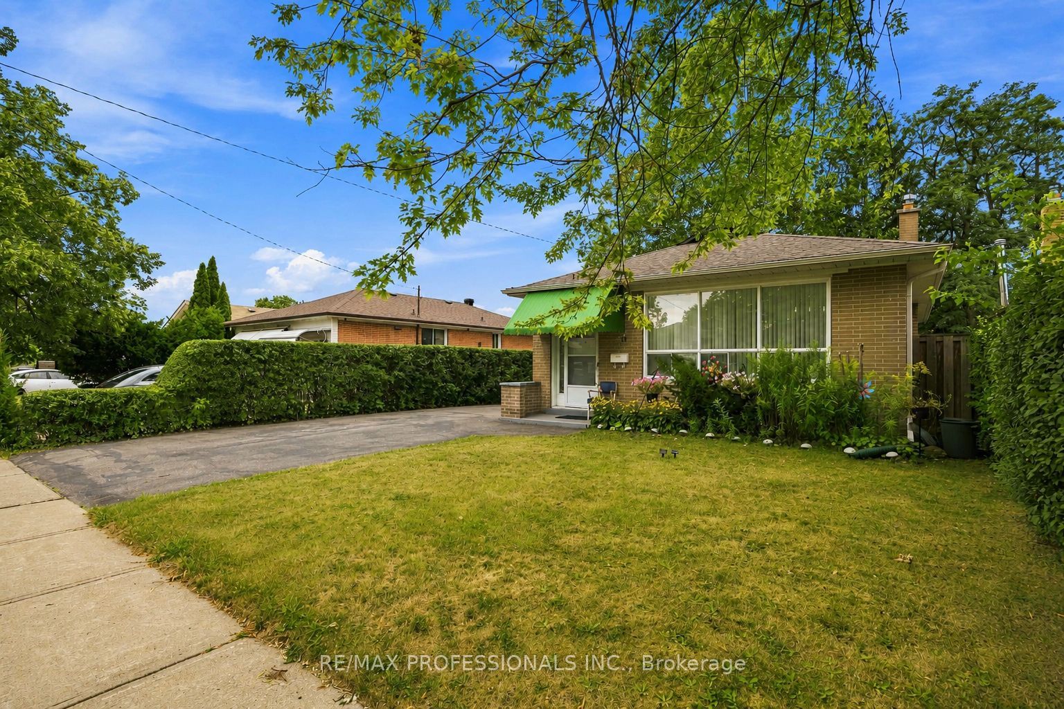 14 Dashwood Crescent, Toronto, ON M9V 2N8