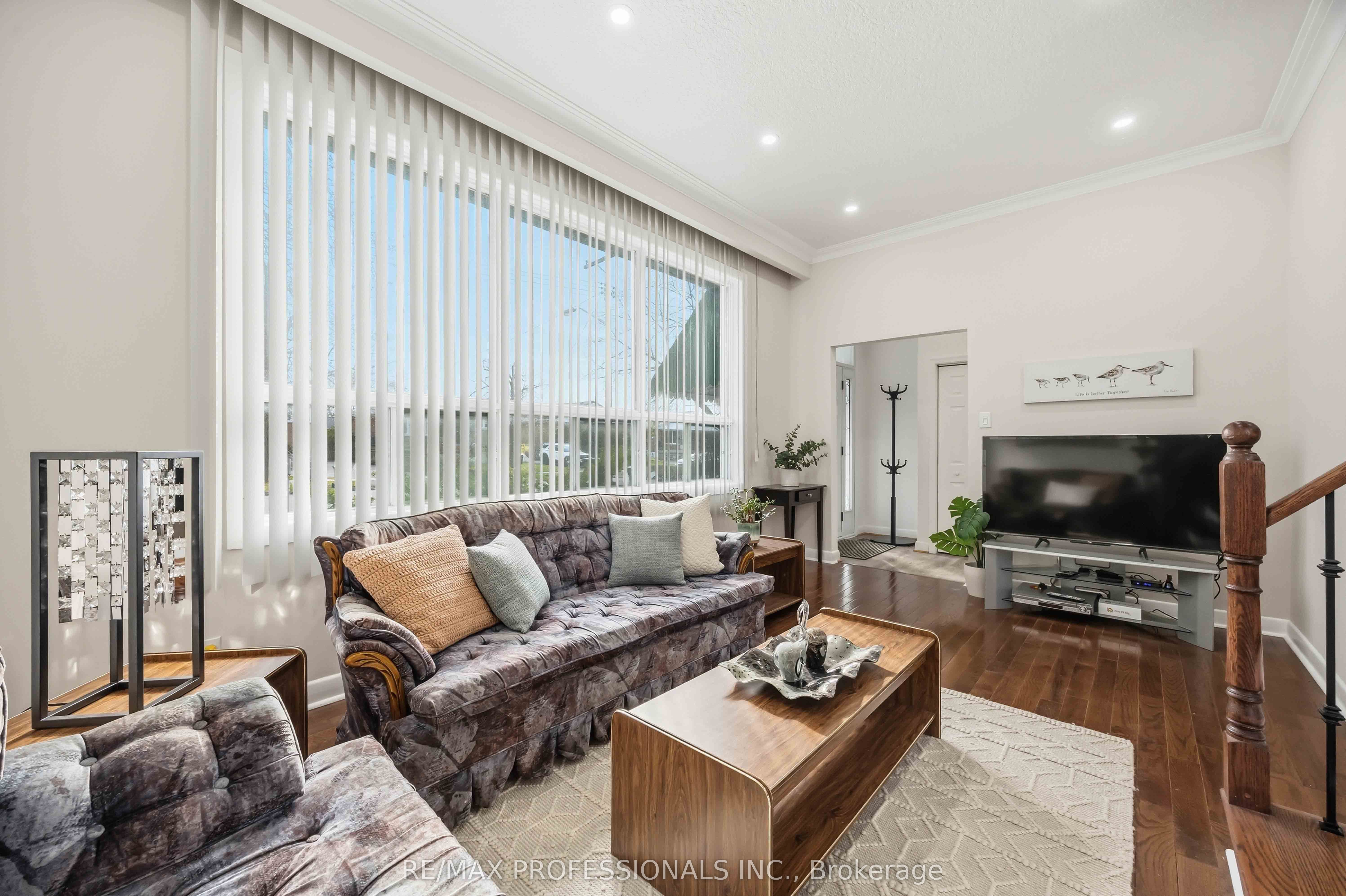 14 Dashwood Crescent, Toronto, ON M9V 2N8 photo 2