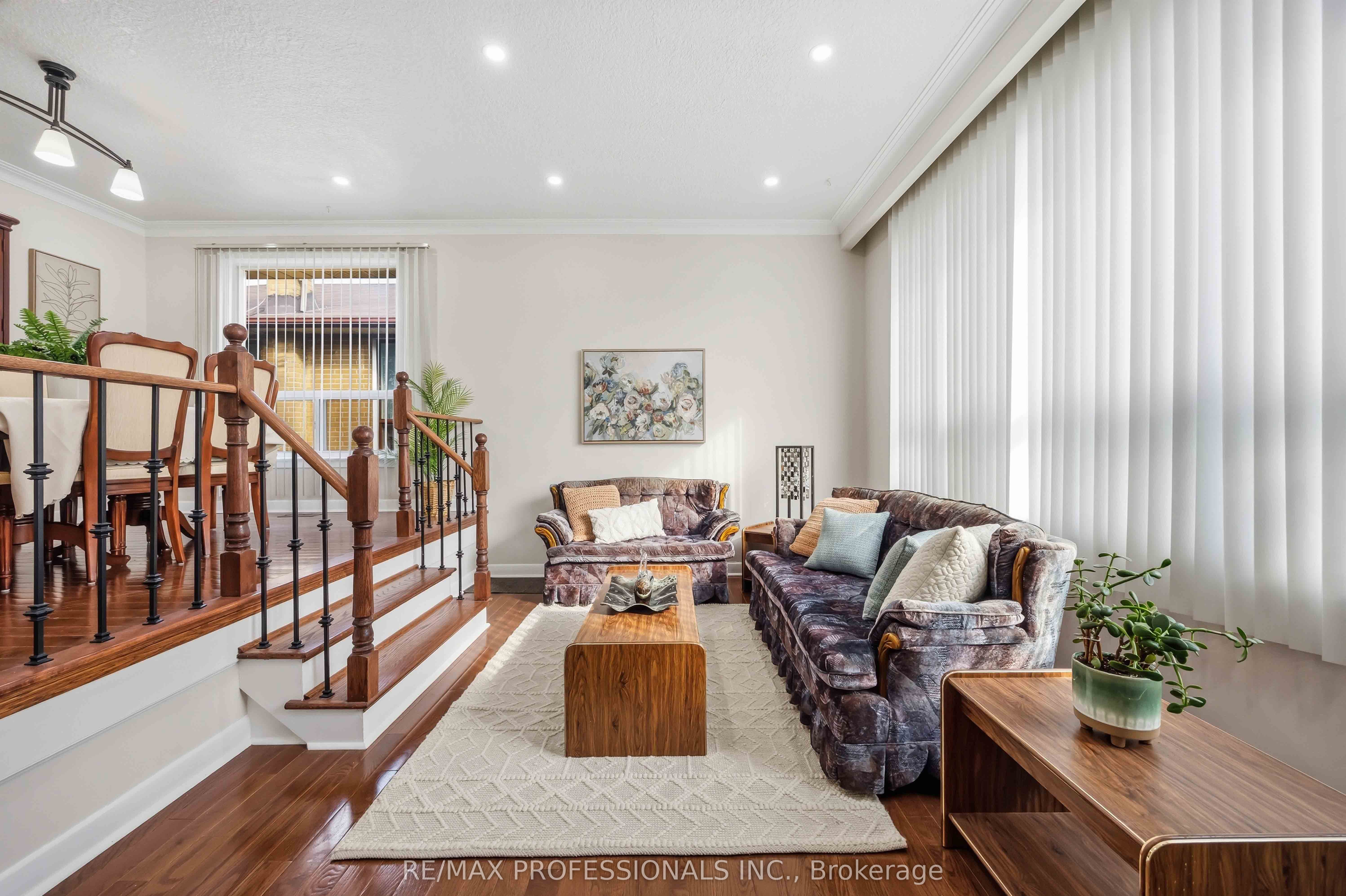 14 Dashwood Crescent, Toronto, ON M9V 2N8 photo 3