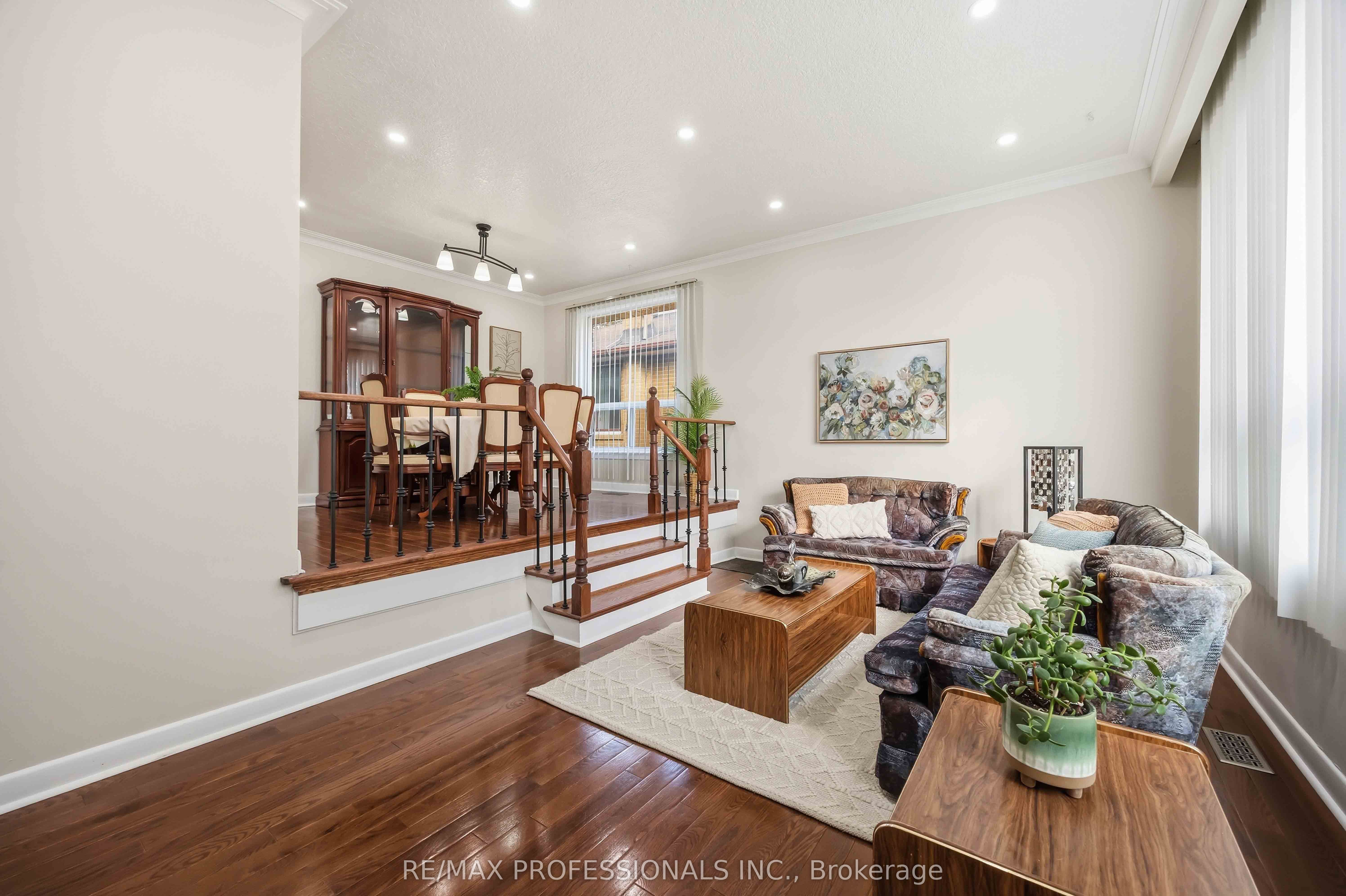 14 Dashwood Crescent, Toronto, ON M9V 2N8 photo 4