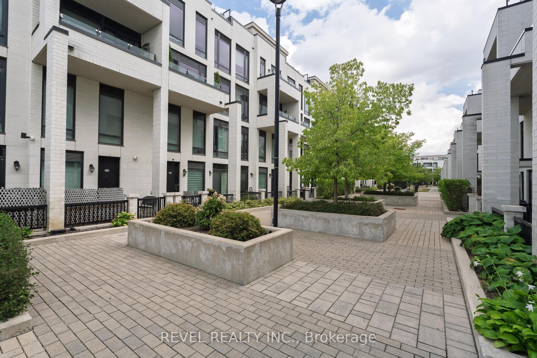 136 Widdicombe Hill Boulevard 108, Toronto, ON M9R 0A9 photo 2