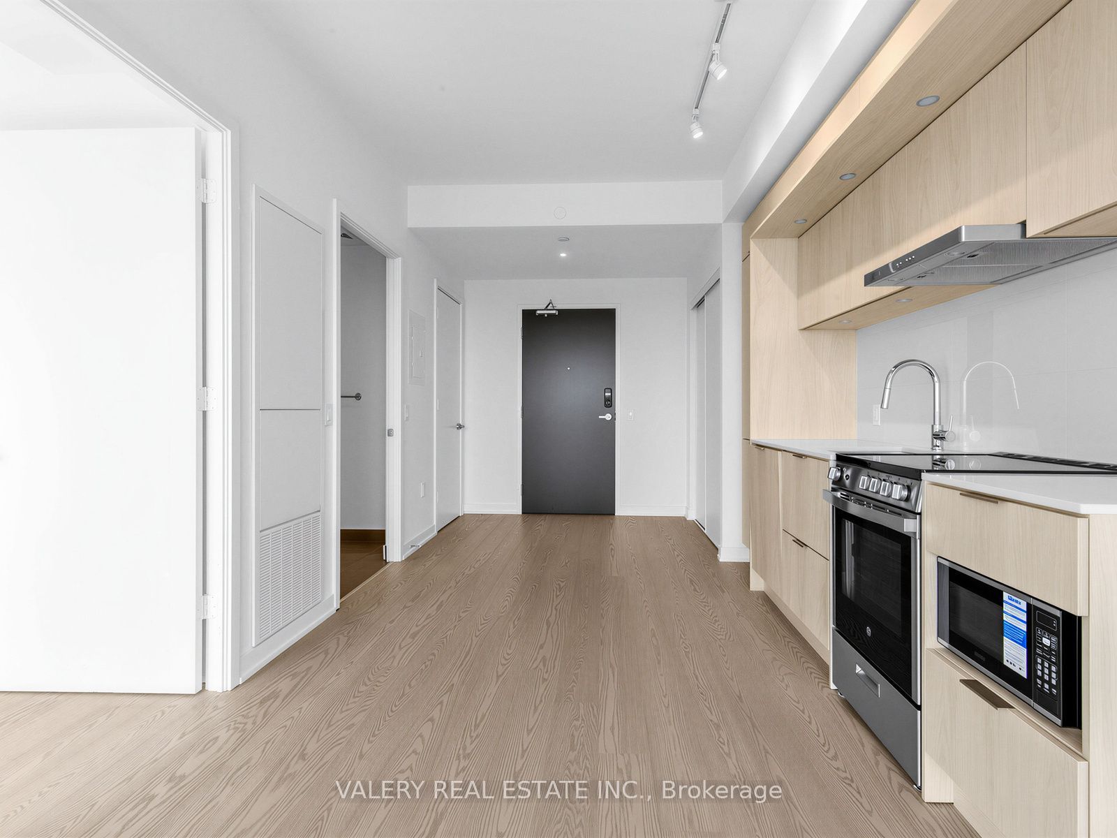 448 Burnhamthorpe Road W 516, Mississauga, ON L5B 0R4 photo 3