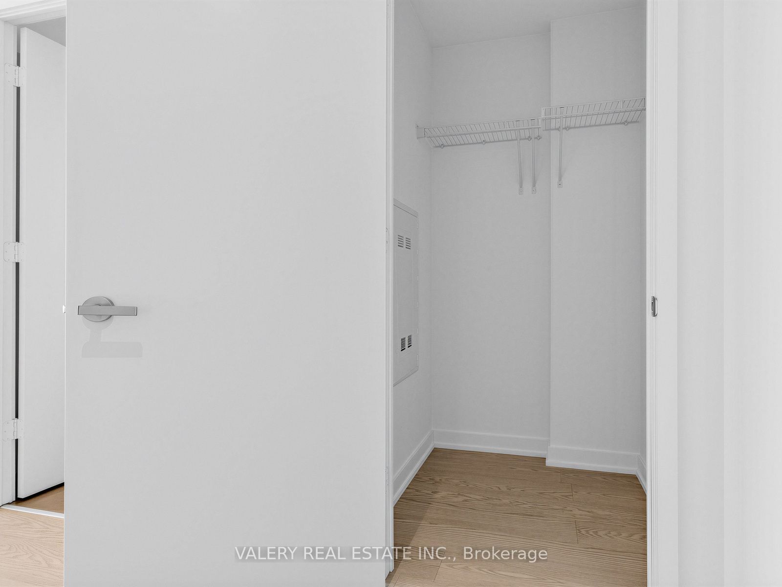 448 Burnhamthorpe Road W 516, Mississauga, ON L5B 0R4 photo 4