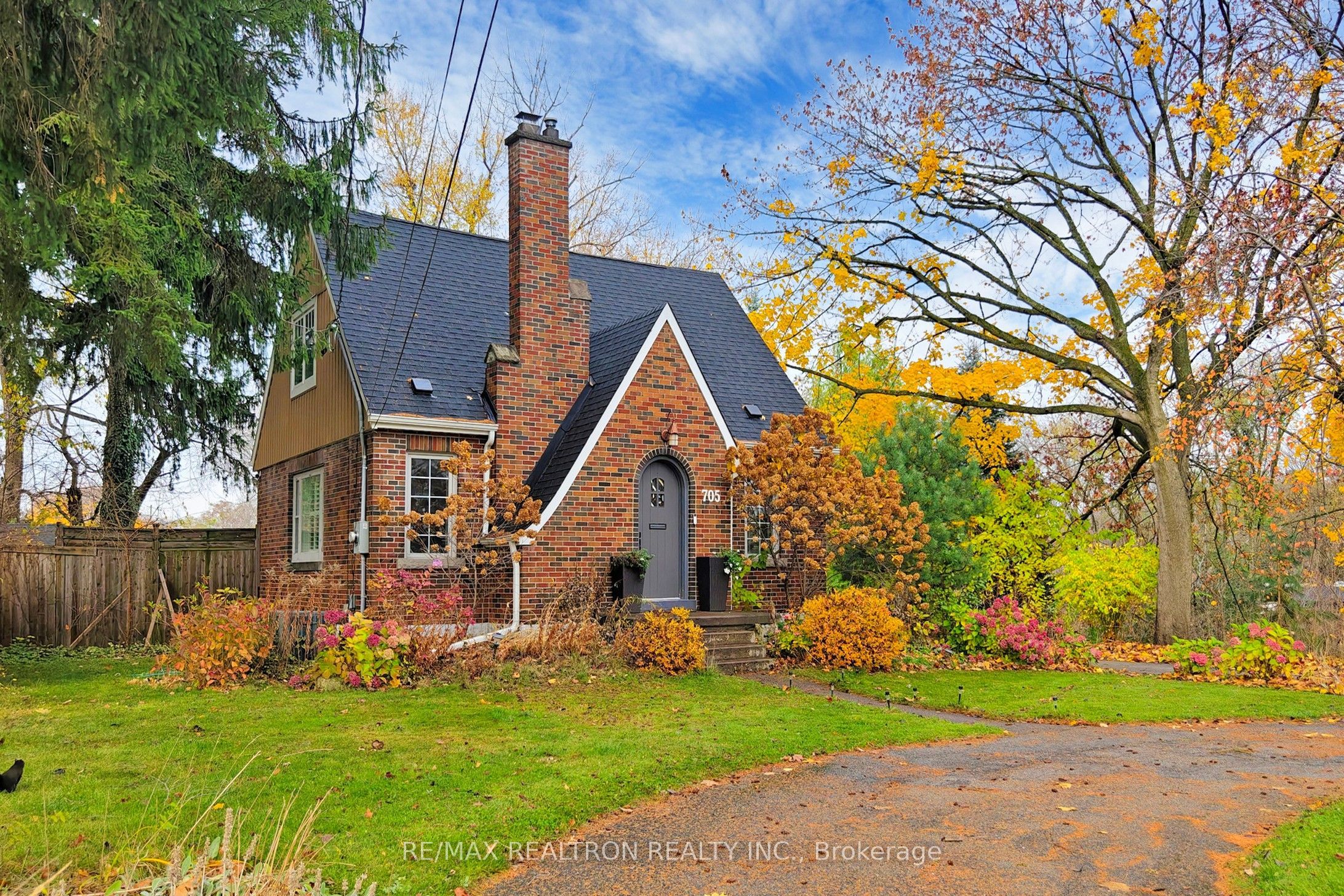 705 N Cedar Avenue, Burlington, ON L7T 2R6 photo 3