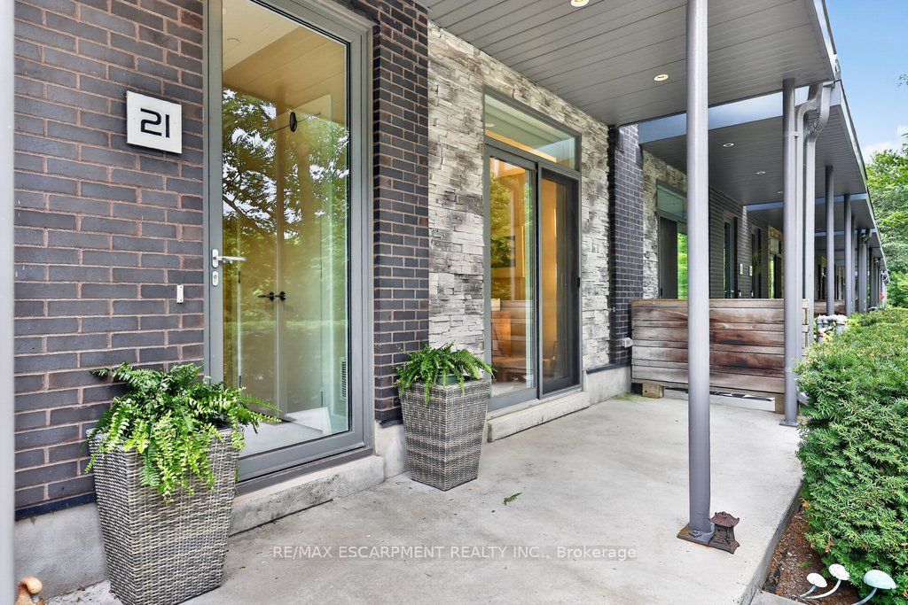 21 Godfreys Lane, Mississauga, ON L5H 2T1 photo 2