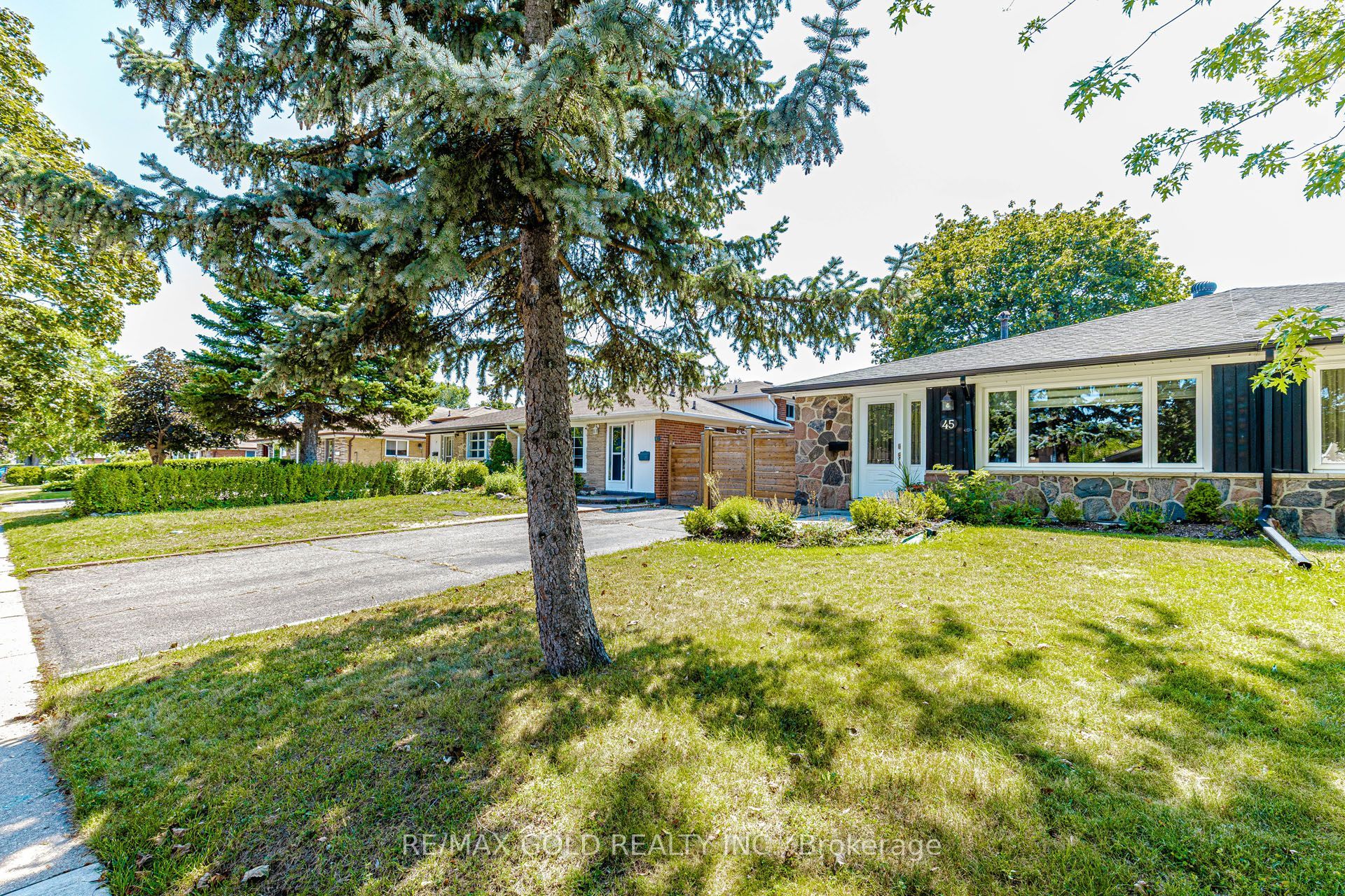 45 Grange Drive, Brampton, ON L6X 2H1 photo 2