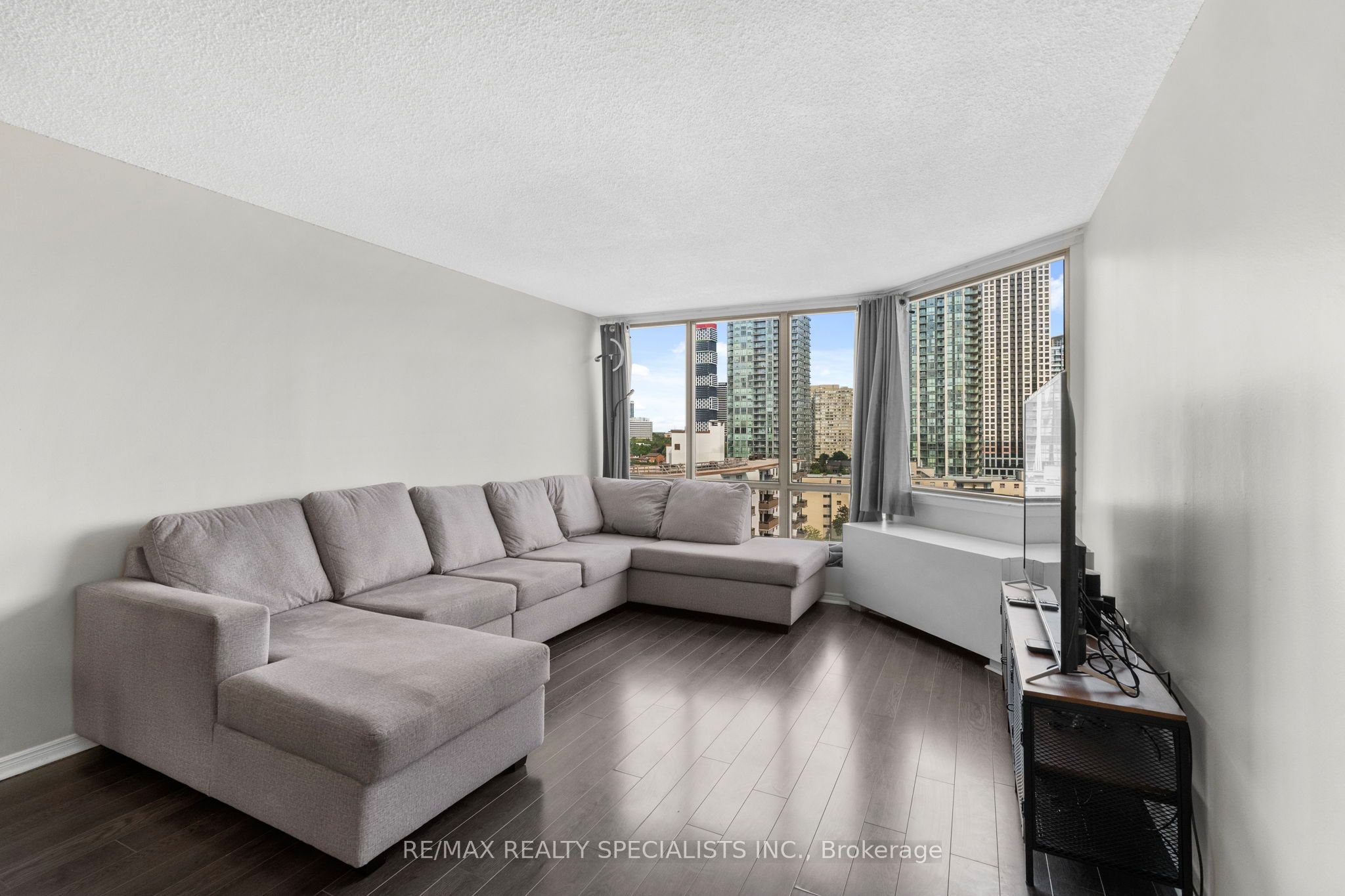 25 Fairview Road W 1409, Mississauga, ON L5B 3Y8