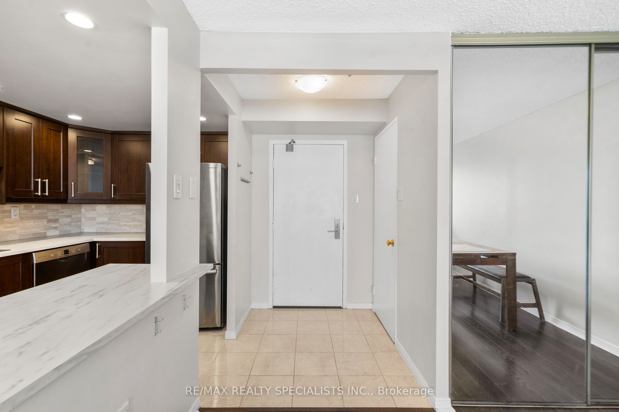 25 Fairview Road W 1409, Mississauga, ON L5B 3Y8 photo 2