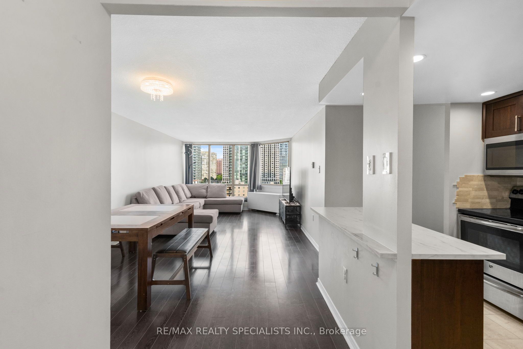 25 Fairview Road W 1409, Mississauga, ON L5B 3Y8 photo 3