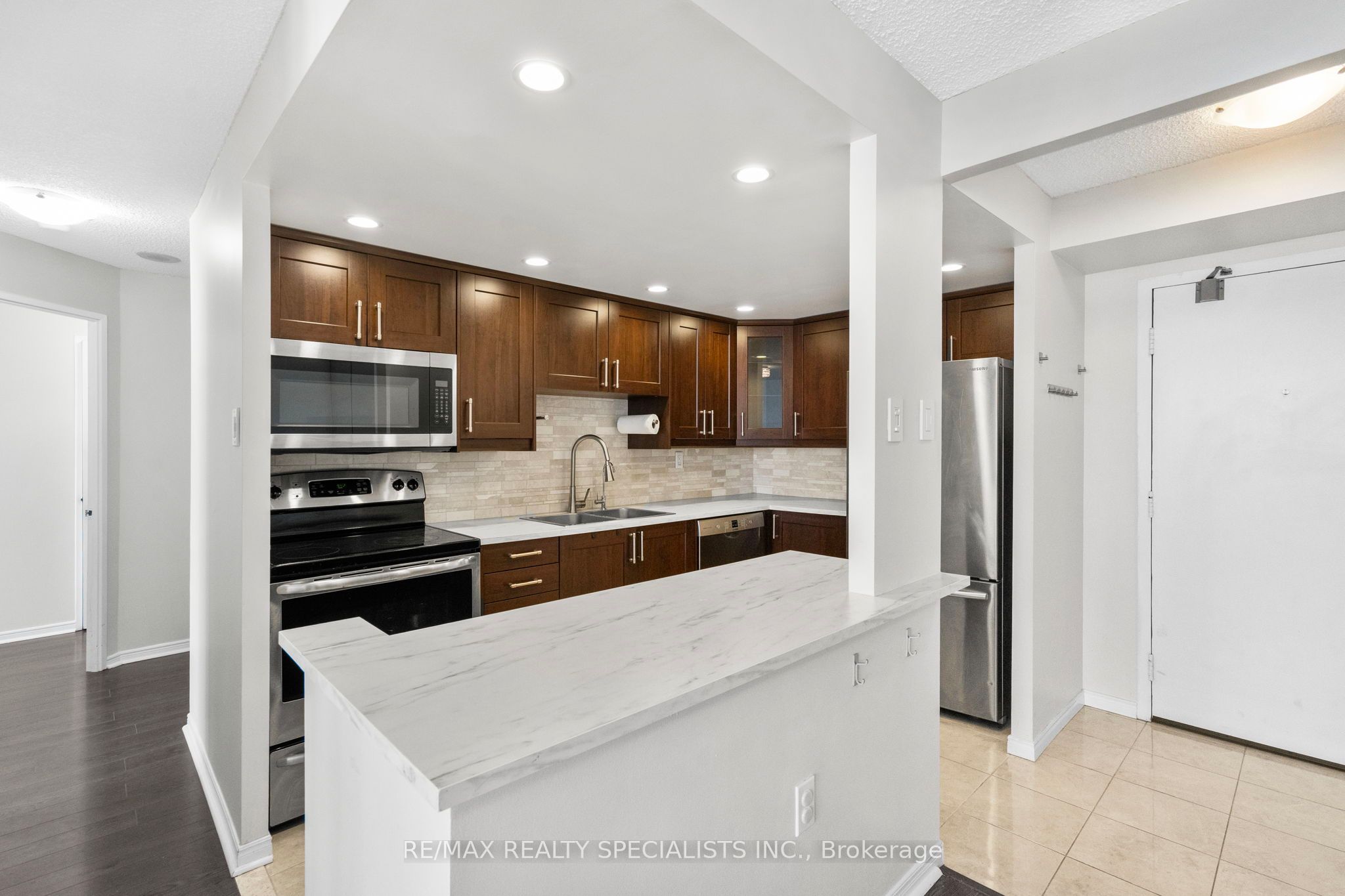 25 Fairview Road W 1409, Mississauga, ON L5B 3Y8 photo 4
