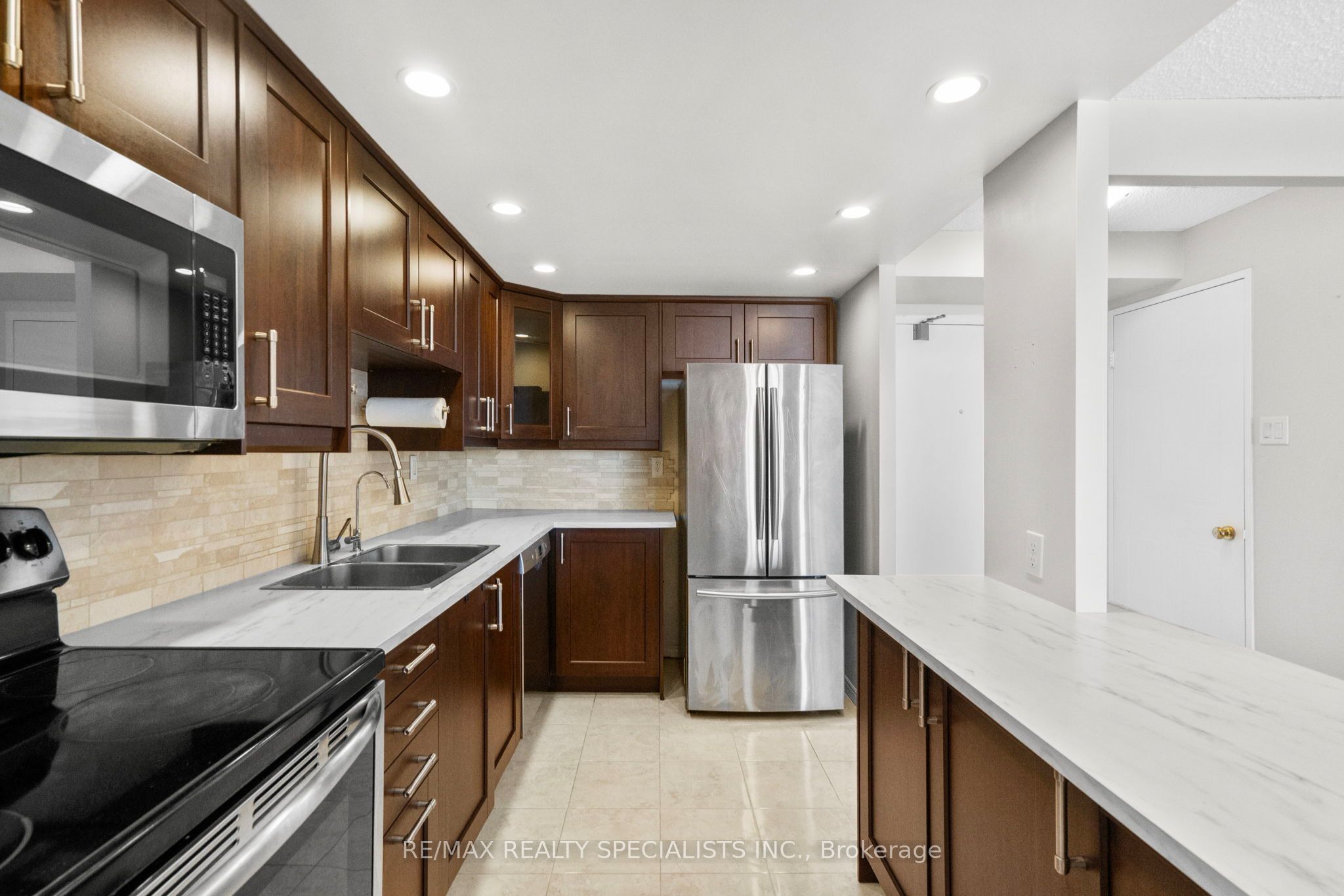 25 Fairview Road W 1409, Mississauga, ON L5B 3Y8 photo 5