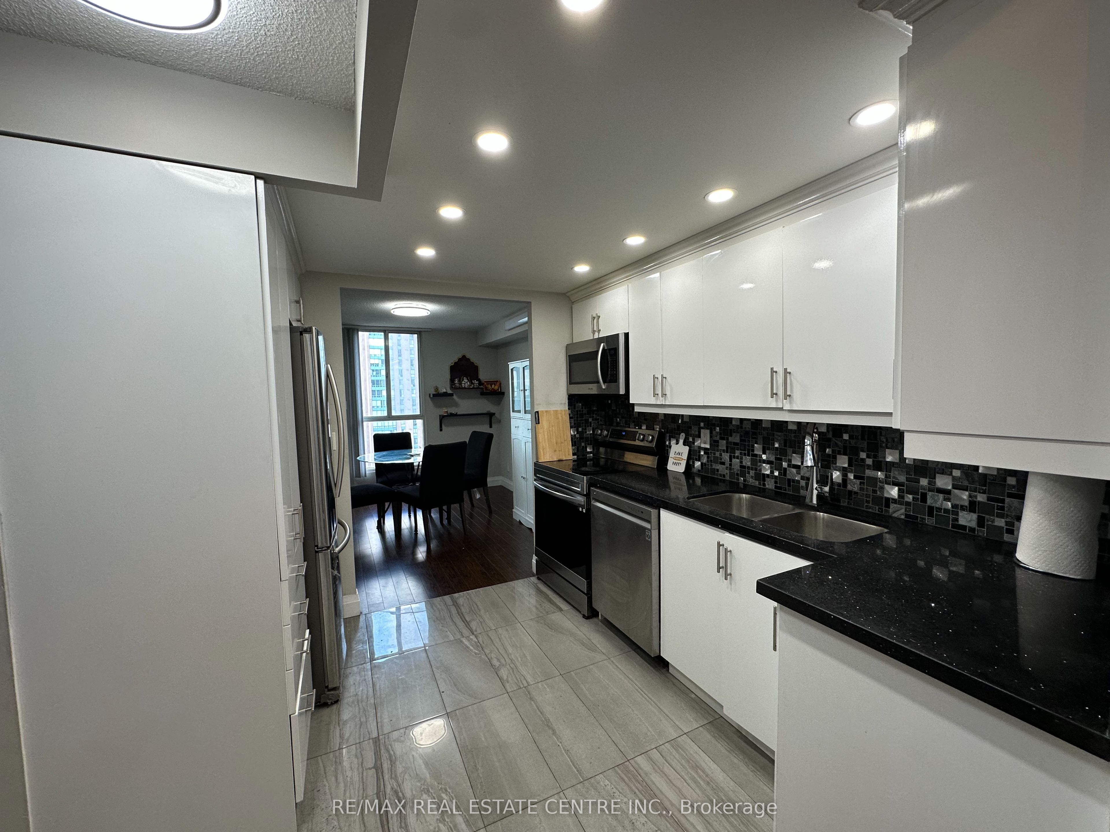 155 Hillcrest Avenue 912, Mississauga, ON L5B 3Z2 photo 3