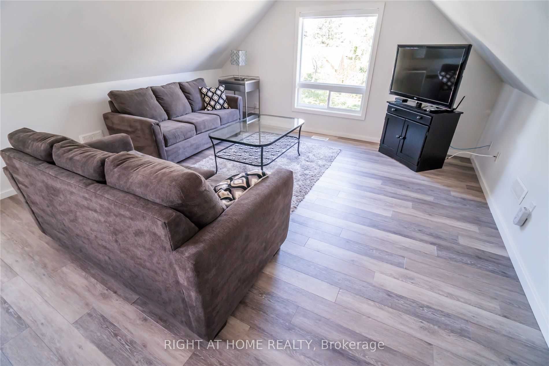 164 Trafalgar Road Loft, Oakville, ON L6J 3G6 photo 2
