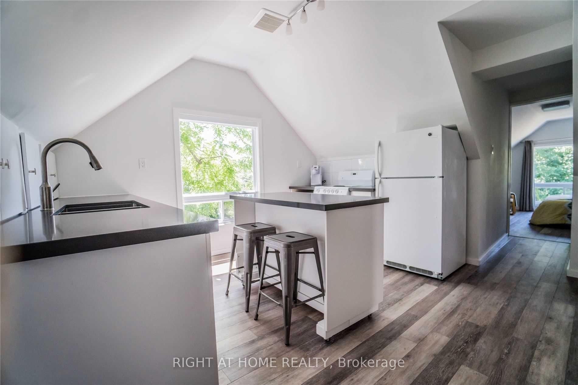 164 Trafalgar Road Loft, Oakville, ON L6J 3G6 photo 3