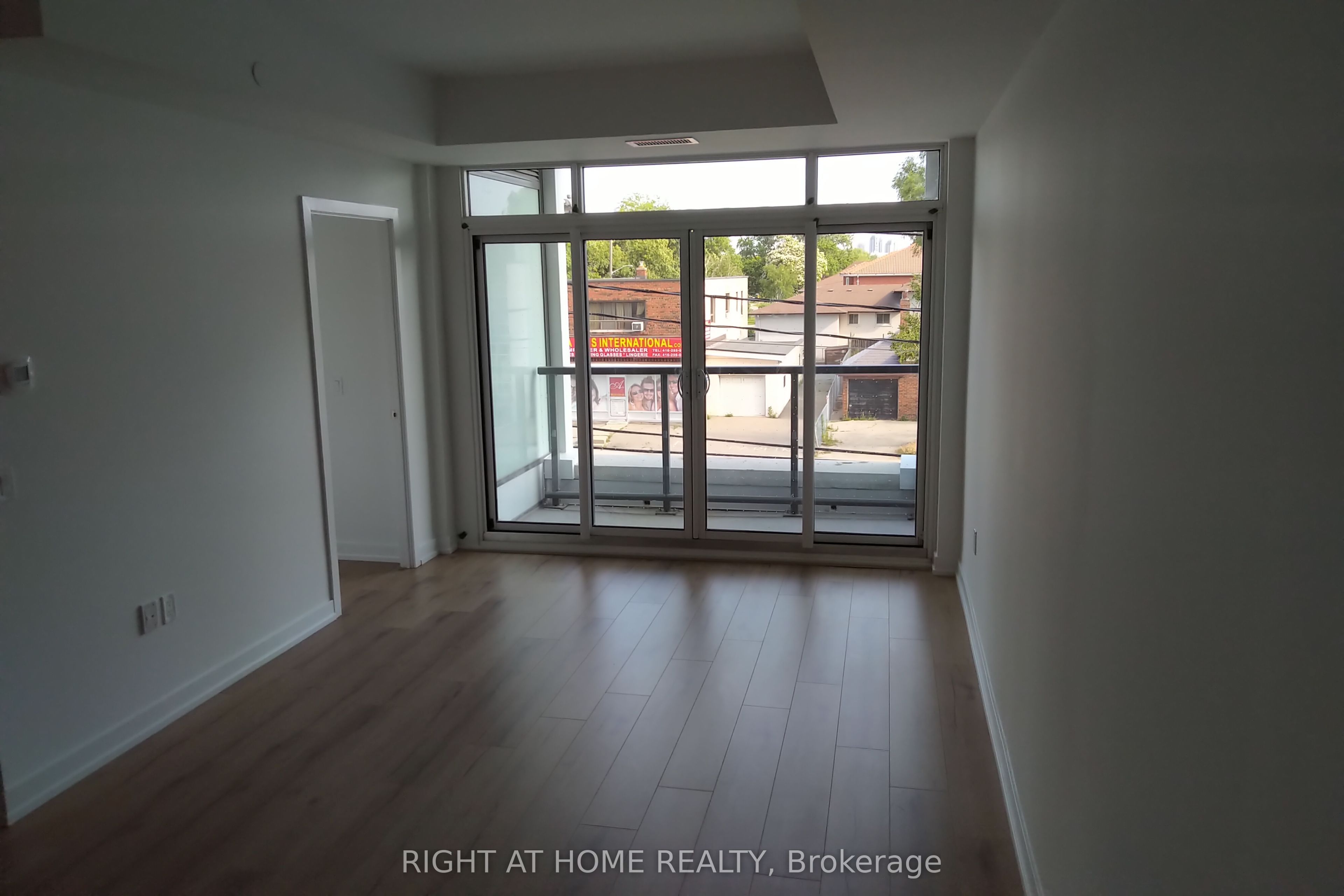 1195 The Queensway Avenue 202, Toronto, ON M8Z 1R6 photo 2