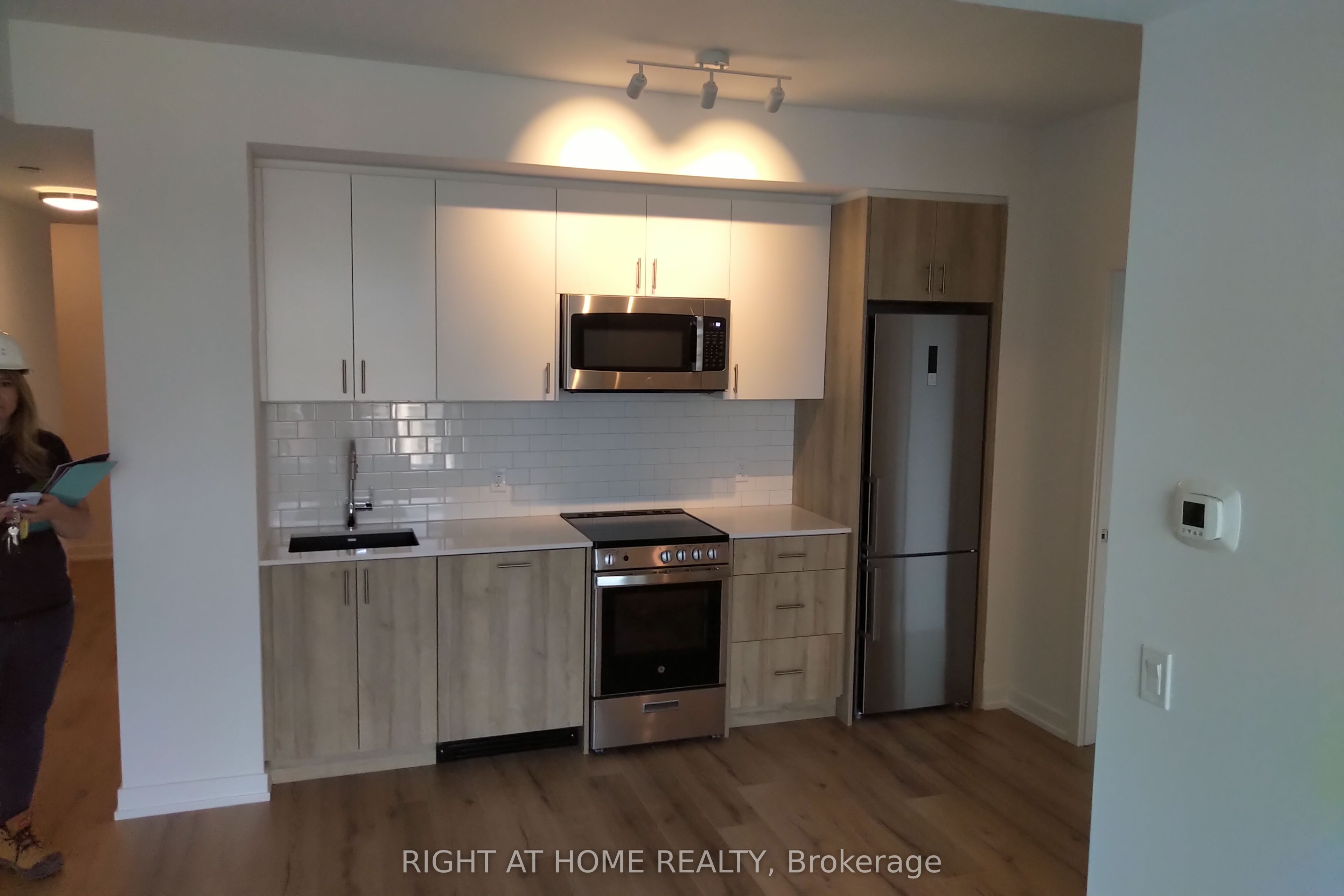 1195 The Queensway Avenue 202, Toronto, ON M8Z 1R6 photo 4