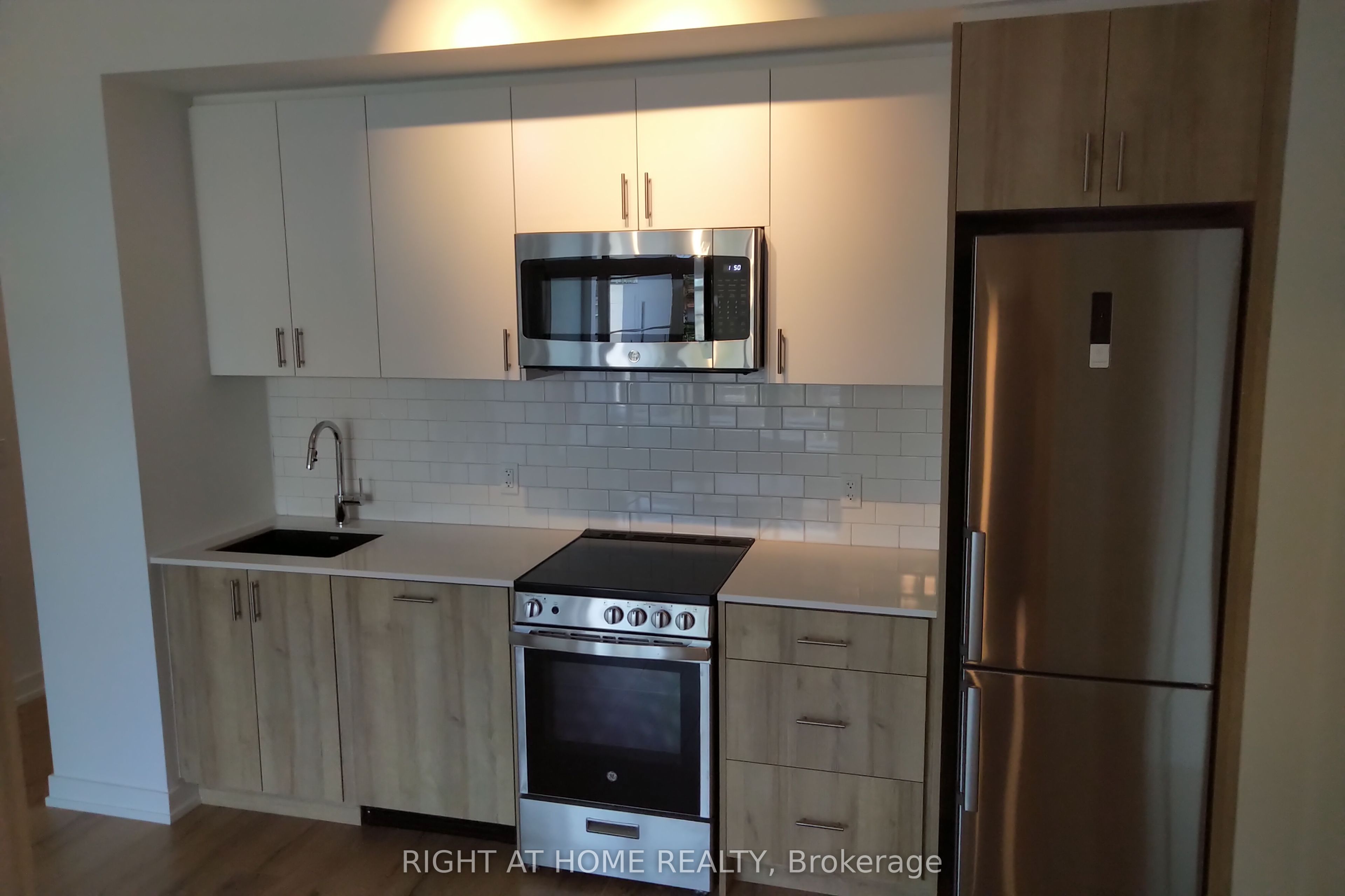 1195 The Queensway Avenue 202, Toronto, ON M8Z 1R6 photo 5