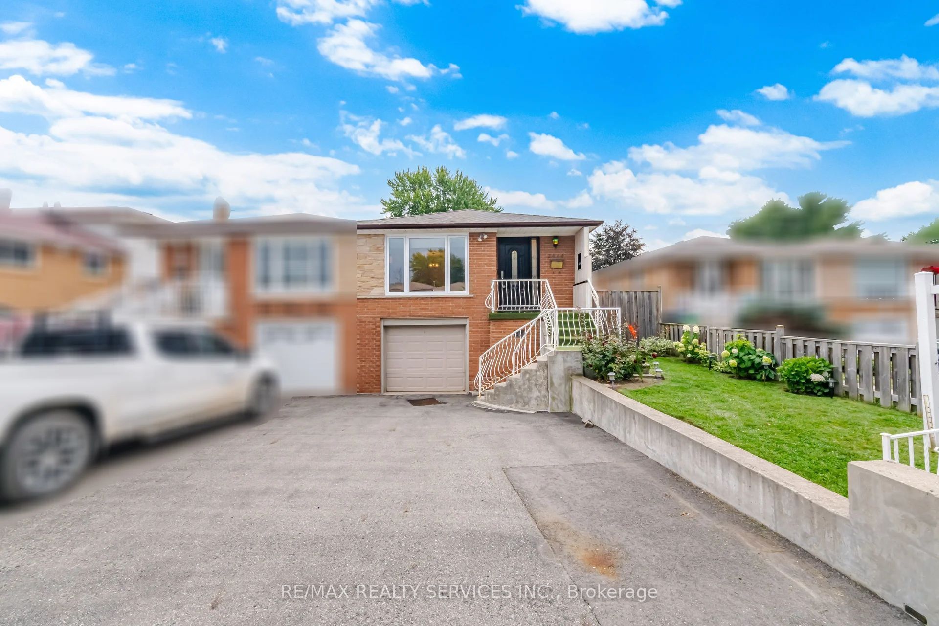 2414 Whaley Drive, Mississauga, ON L5B 2B5 photo 2