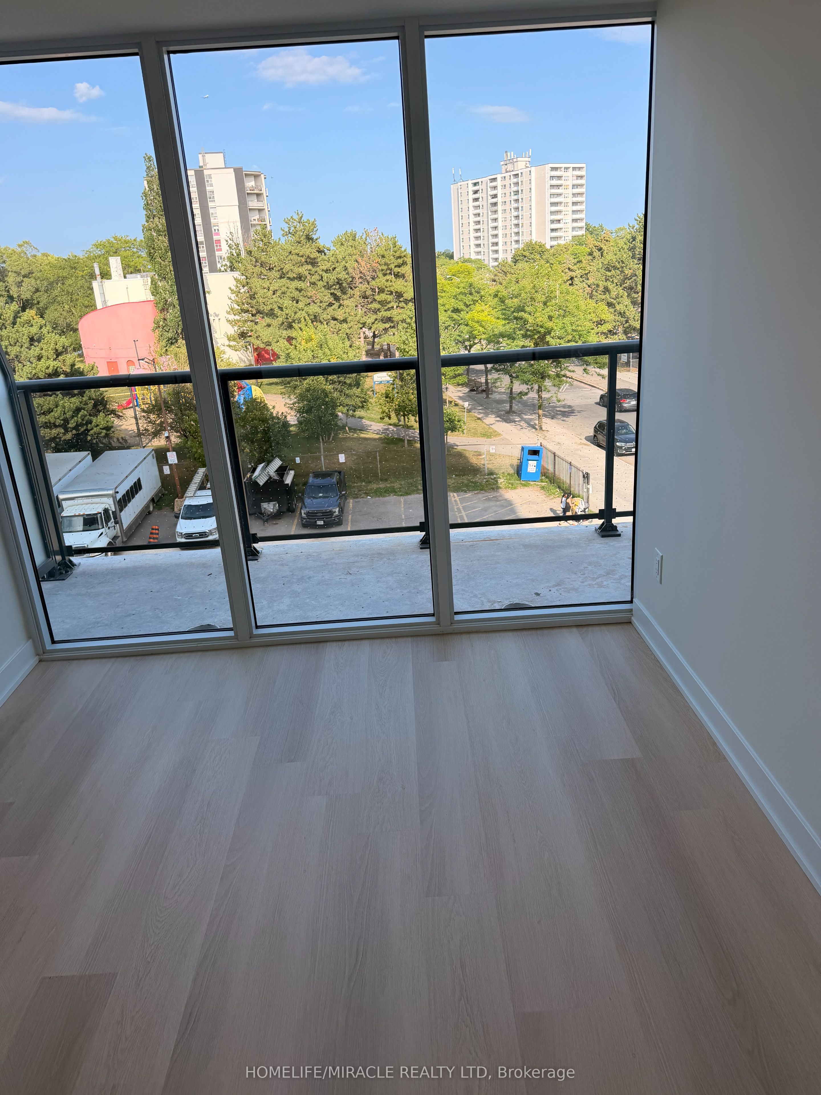 2825 Jane Street 404, Toronto, ON M3N 0A8 photo 2