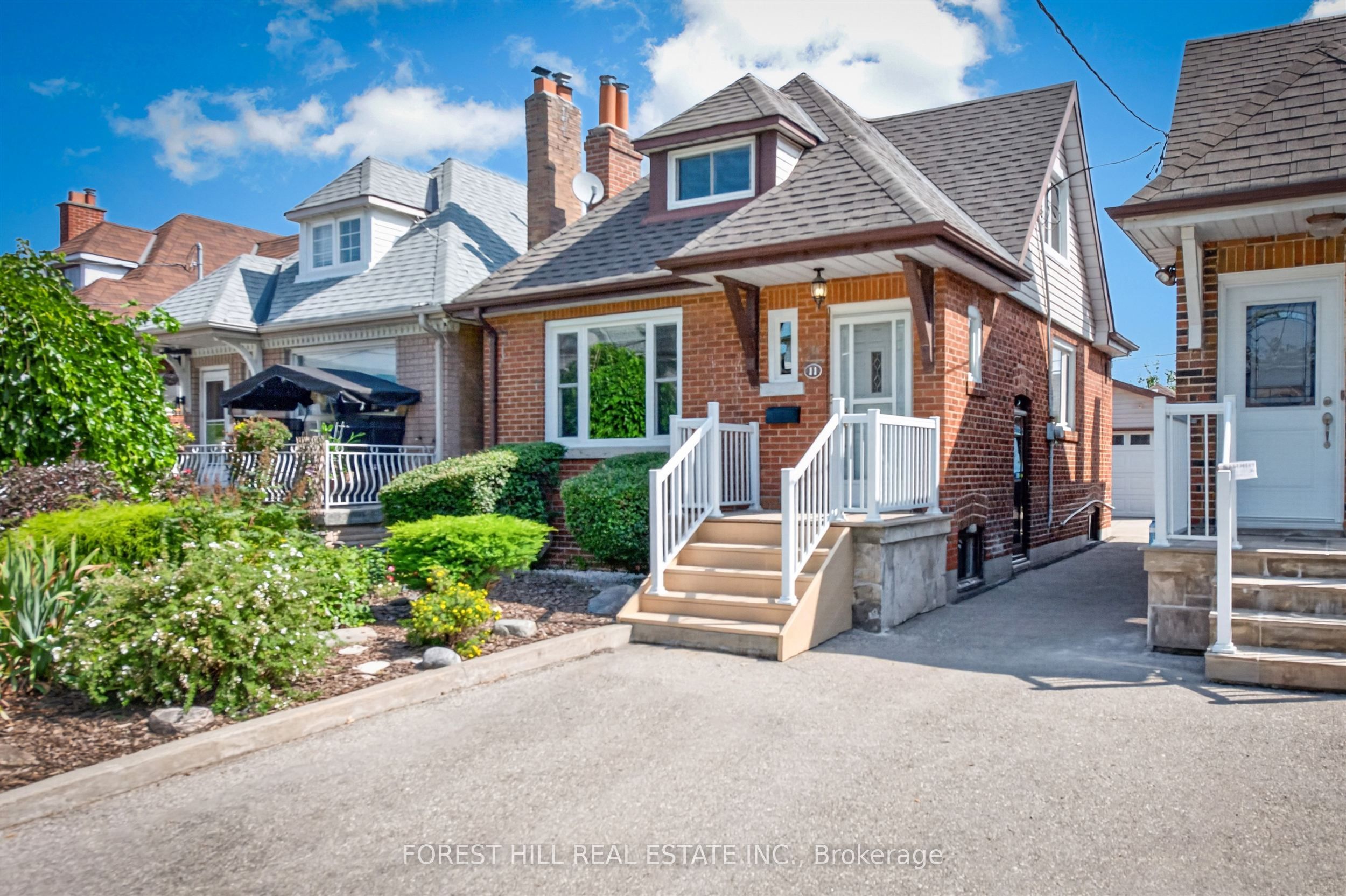 11 Yarrow Road, Toronto, ON M6M 4E2
