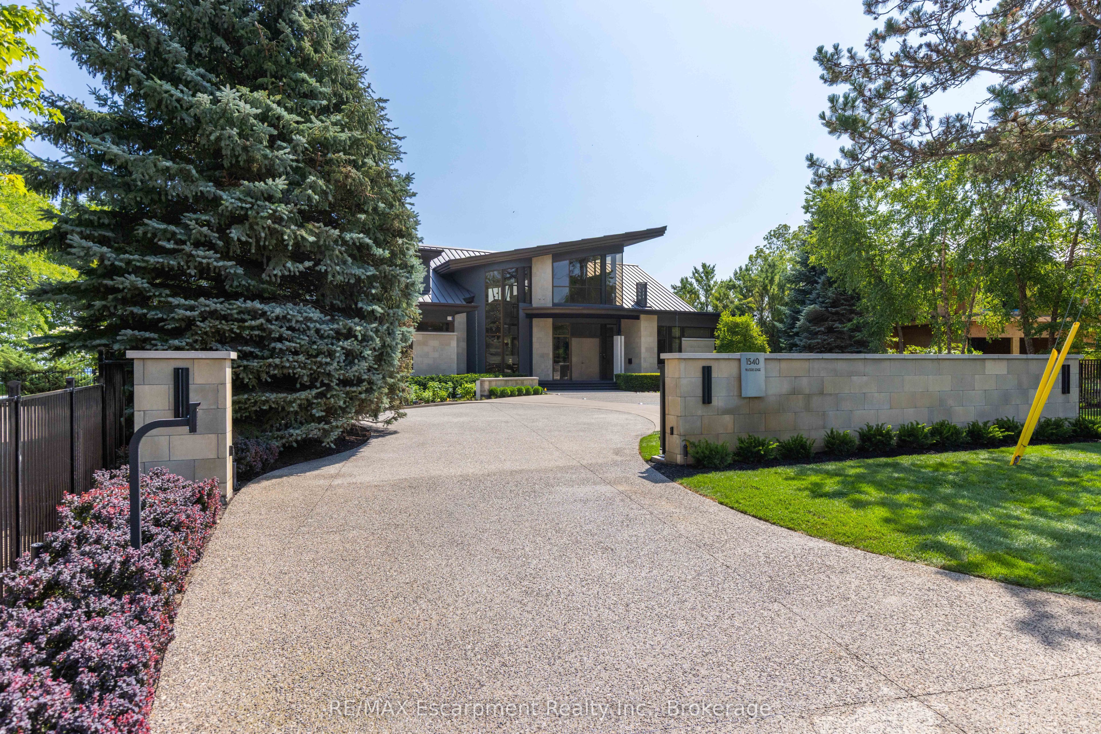 1540 WATERSEDGE Road, Mississauga, ON L5J 1A4 photo 2