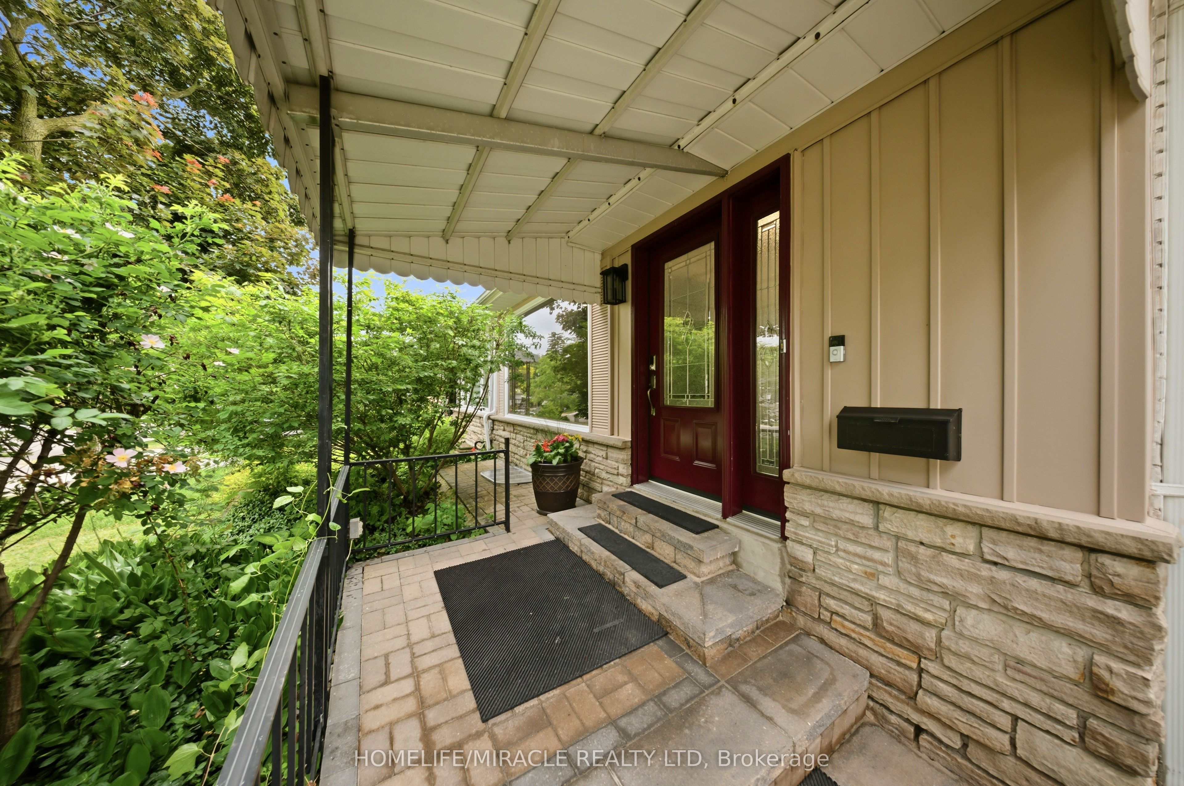 1612 Wavell Crescent, Mississauga, ON L4X 1X1 photo 2